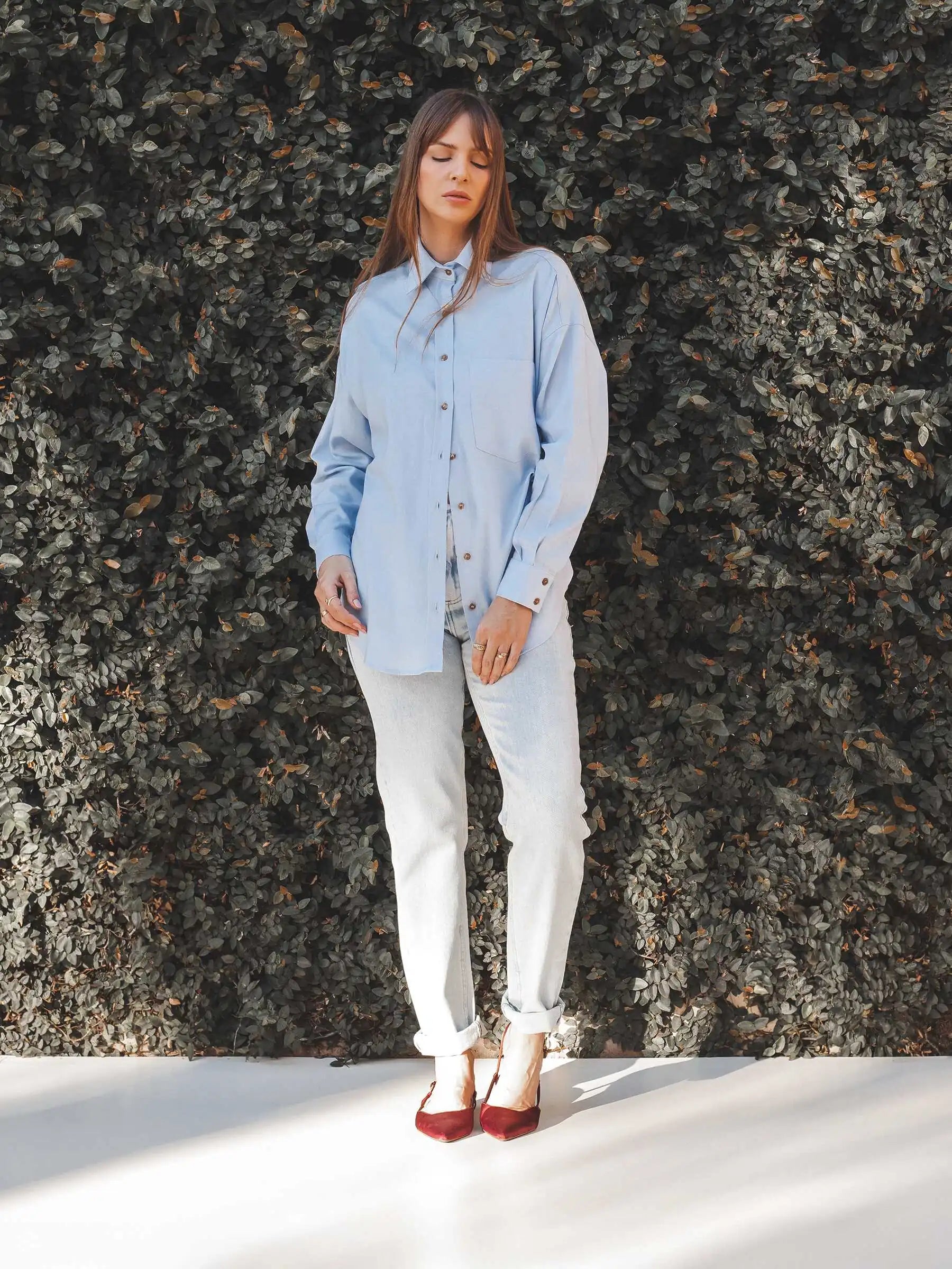 Camisa Oversized Cupuaçu de Linho e Viscose FSC™ Azul Claro. Compre online moda sustentável e atemporal na Minimadeia, marca slow fashion de roupas femininas sustentáveis. Foto lookbook AGO25 15
