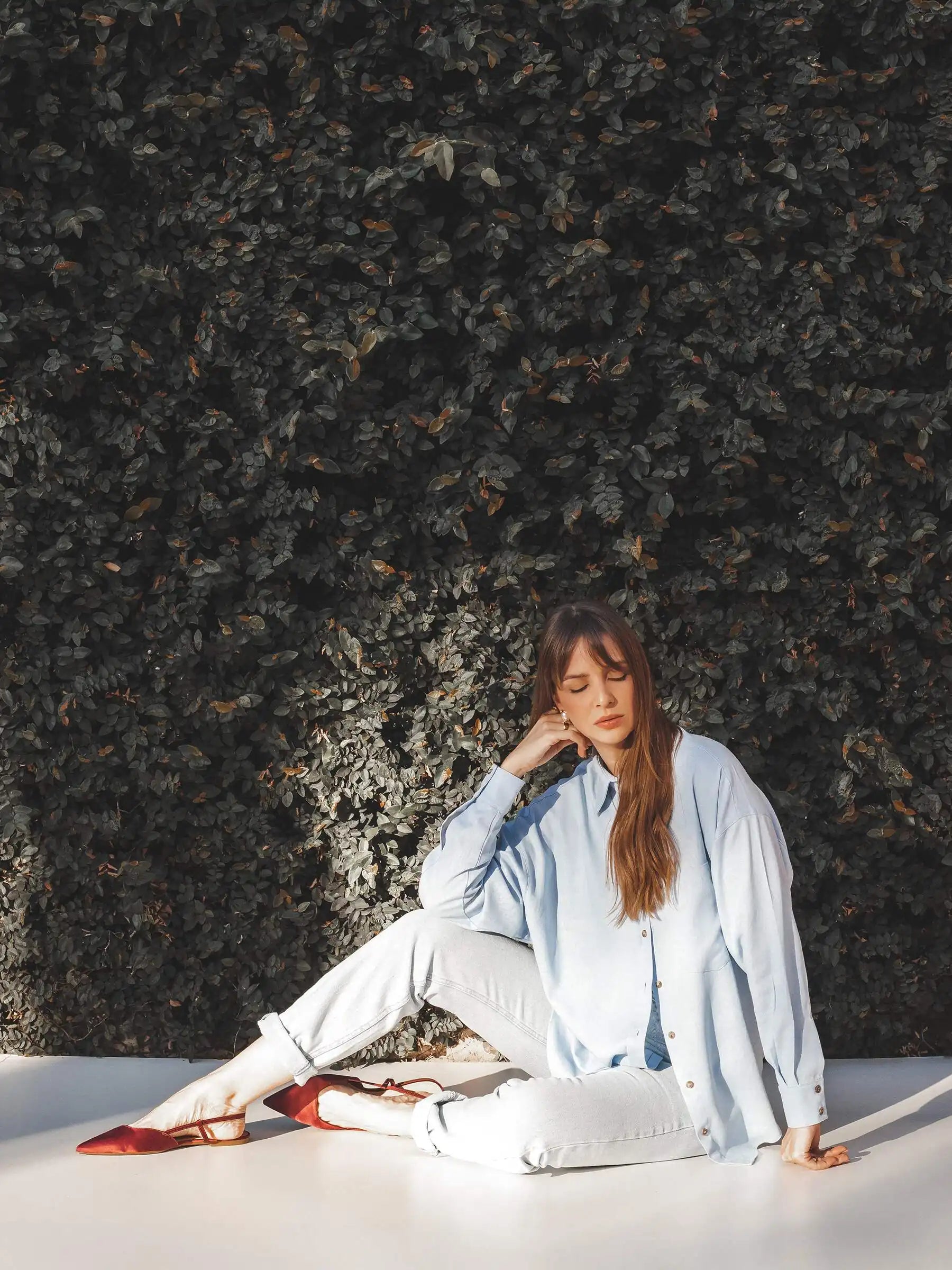 Camisa Oversized Cupuaçu de Linho e Viscose FSC™ Azul Claro. Compre online moda sustentável e atemporal na Minimadeia, marca slow fashion de roupas femininas sustentáveis. Foto lookbook AGO25 22