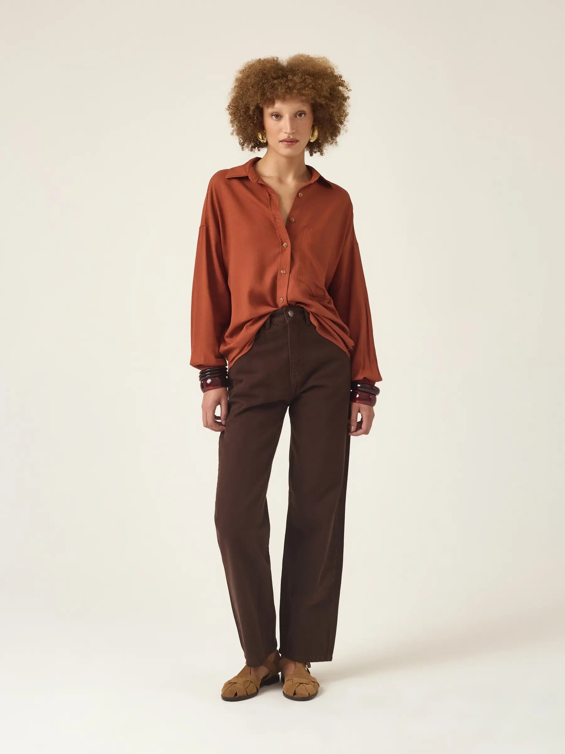 Camisa Oversized de Linho e Viscose FSC™ Marrom Terracota. Compre online moda sustentável e atemporal na Minimadeia. Roupas femininas estilosas, básicas e sustentáveis. Foto produto ABR25 01