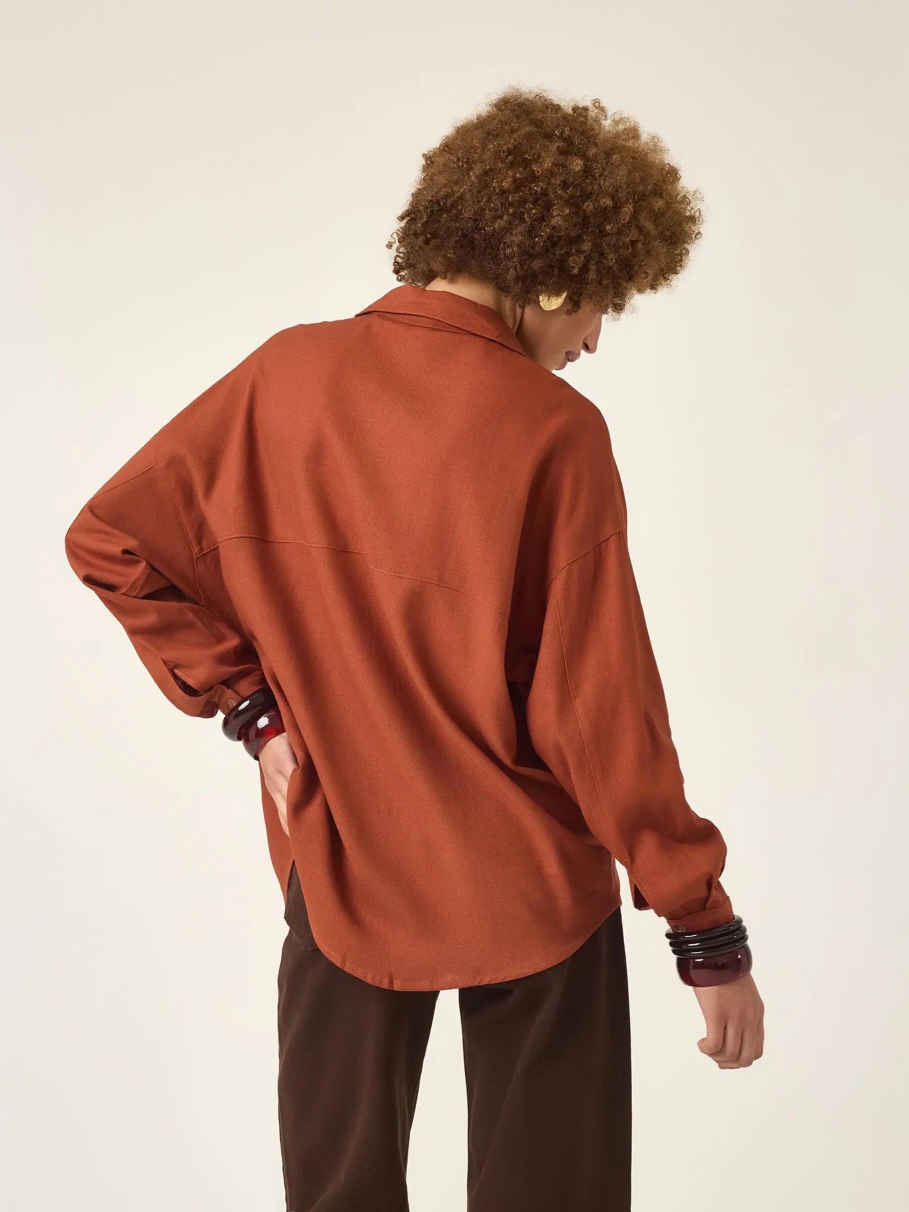 Camisa Oversized de Linho e Viscose FSC™ Marrom Terracota. Compre online moda sustentável e atemporal na Minimadeia. Roupas femininas estilosas, básicas e sustentáveis. Foto produto ABR25 02