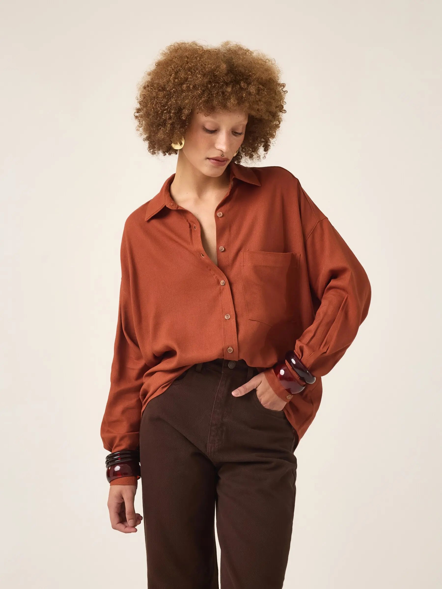 Camisa Oversized de Linho e Viscose FSC™ Marrom Terracota. Compre online moda sustentável e atemporal na Minimadeia. Roupas femininas estilosas, básicas e sustentáveis. Foto produto ABR25 03