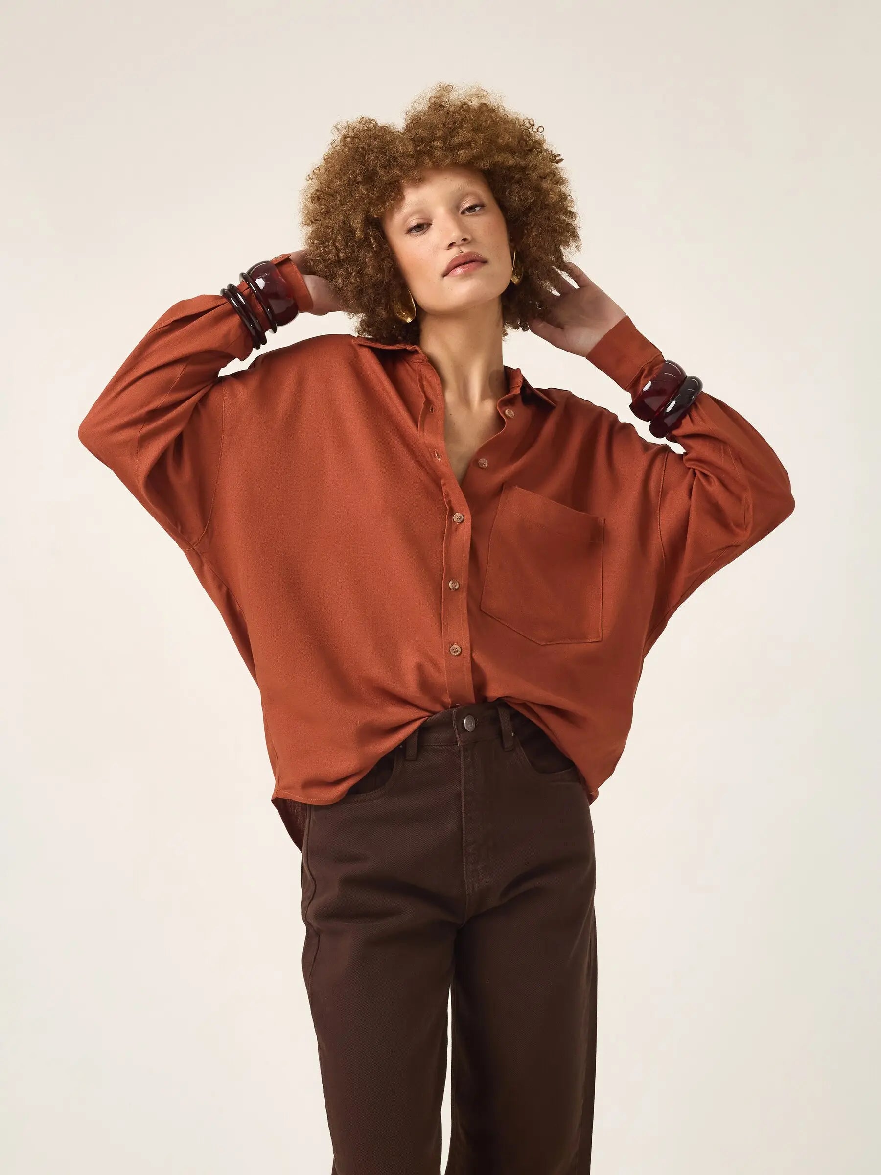 Camisa Oversized de Linho e Viscose FSC™ Marrom Terracota. Compre online moda sustentável e atemporal na Minimadeia. Roupas femininas estilosas, básicas e sustentáveis. Foto produto ABR25 04