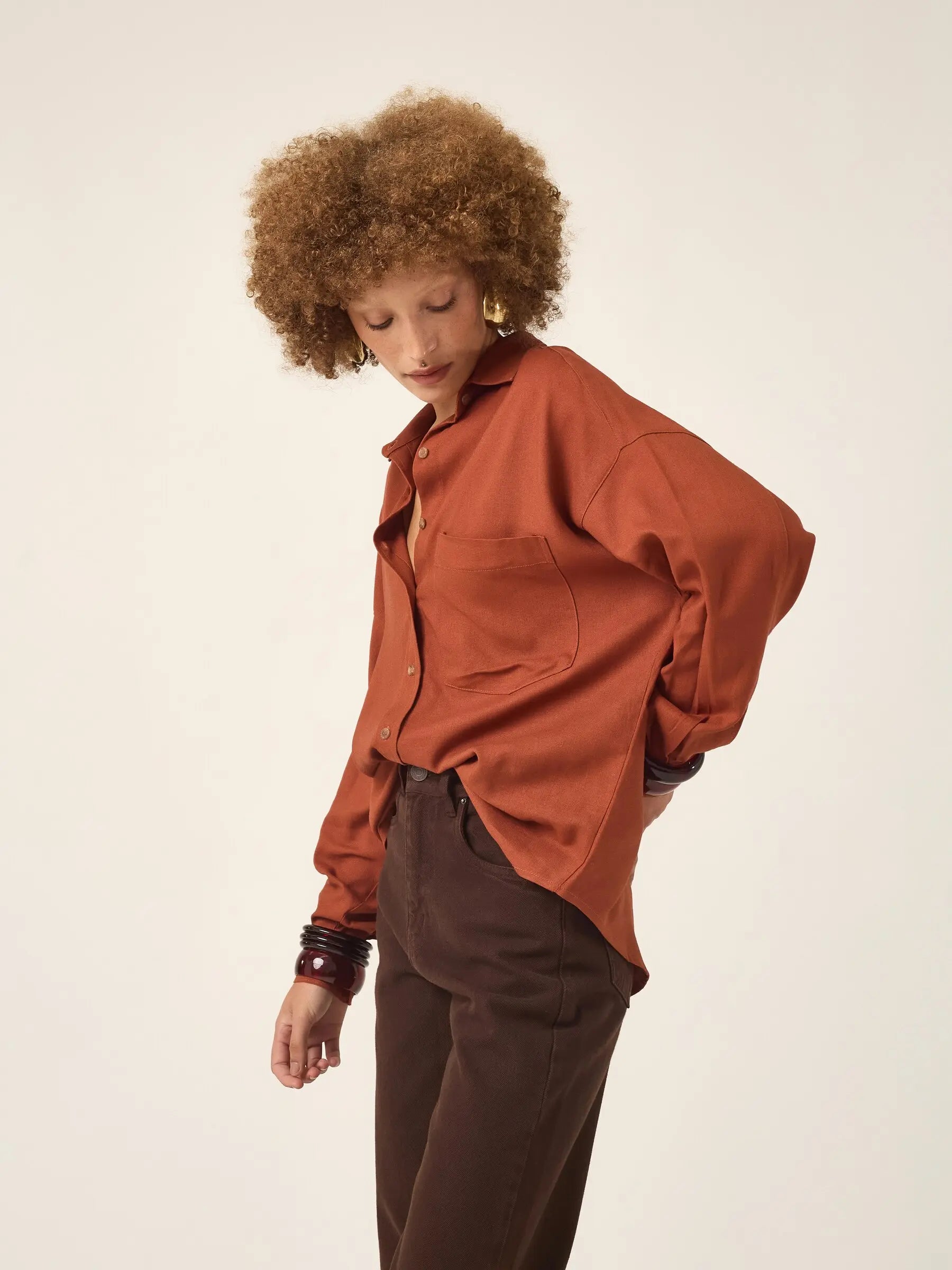Camisa Oversized de Linho e Viscose FSC™ Marrom Terracota. Compre online moda sustentável e atemporal na Minimadeia. Roupas femininas estilosas, básicas e sustentáveis. Foto produto ABR25 06