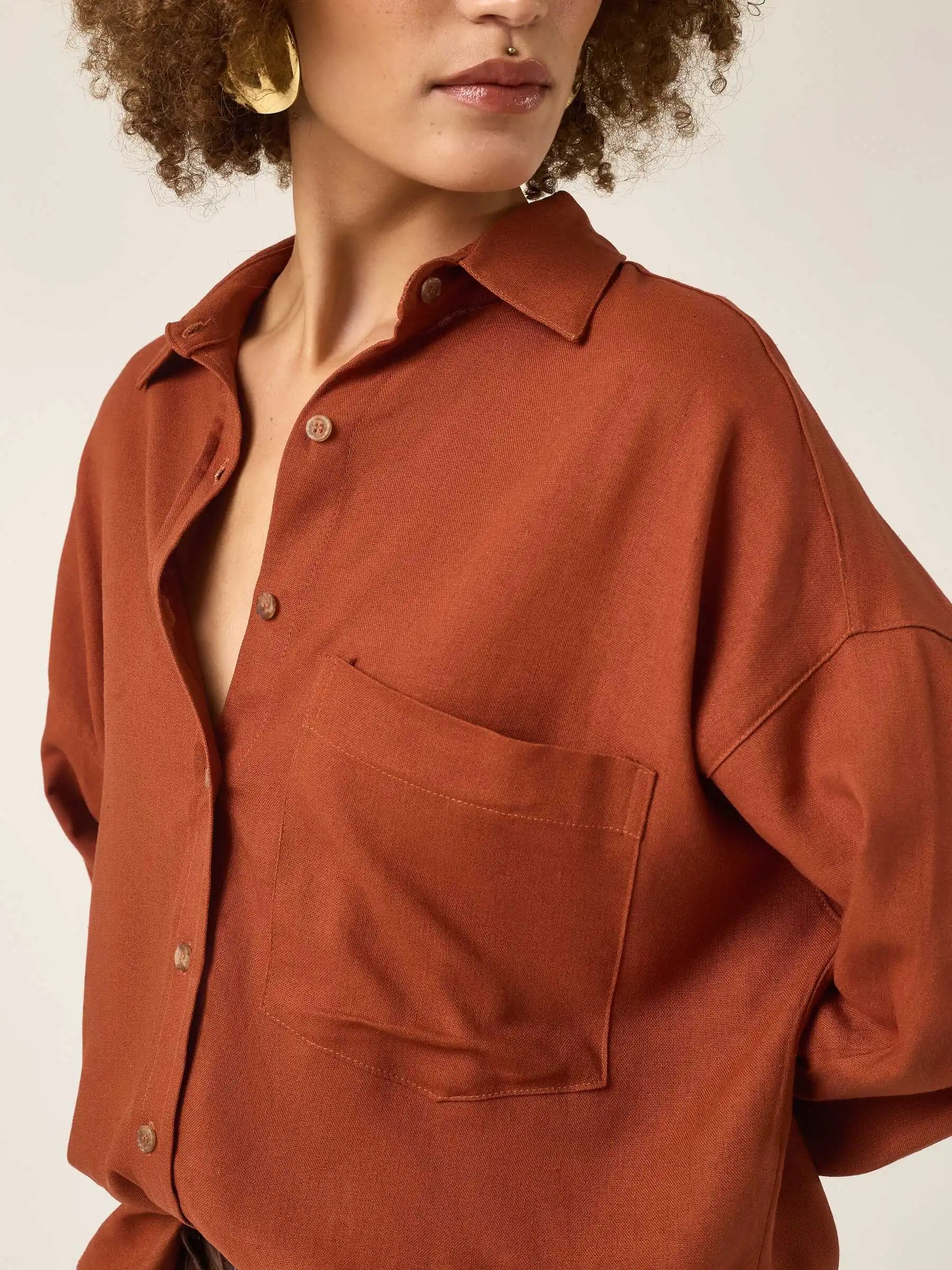 Camisa Oversized de Linho e Viscose FSC™ Marrom Terracota. Compre online moda sustentável e atemporal na Minimadeia. Roupas femininas estilosas, básicas e sustentáveis. Foto produto ABR25 07