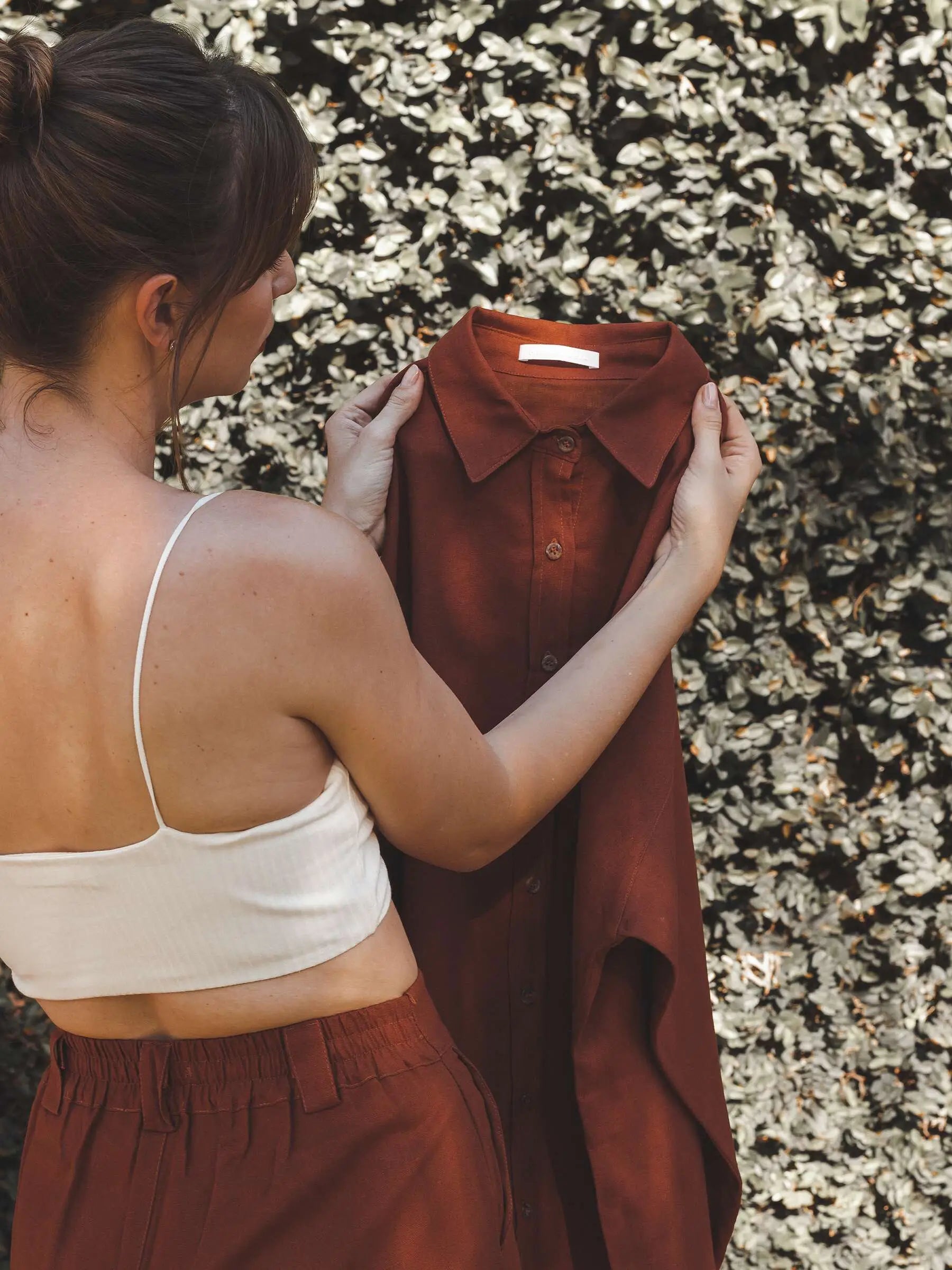 Camisa Oversized de Linho e Viscose FSC™ Marrom Terracota. Compre online moda sustentável e atemporal na Minimadeia. Roupas femininas estilosas, básicas e sustentáveis. Foto produto destaque
