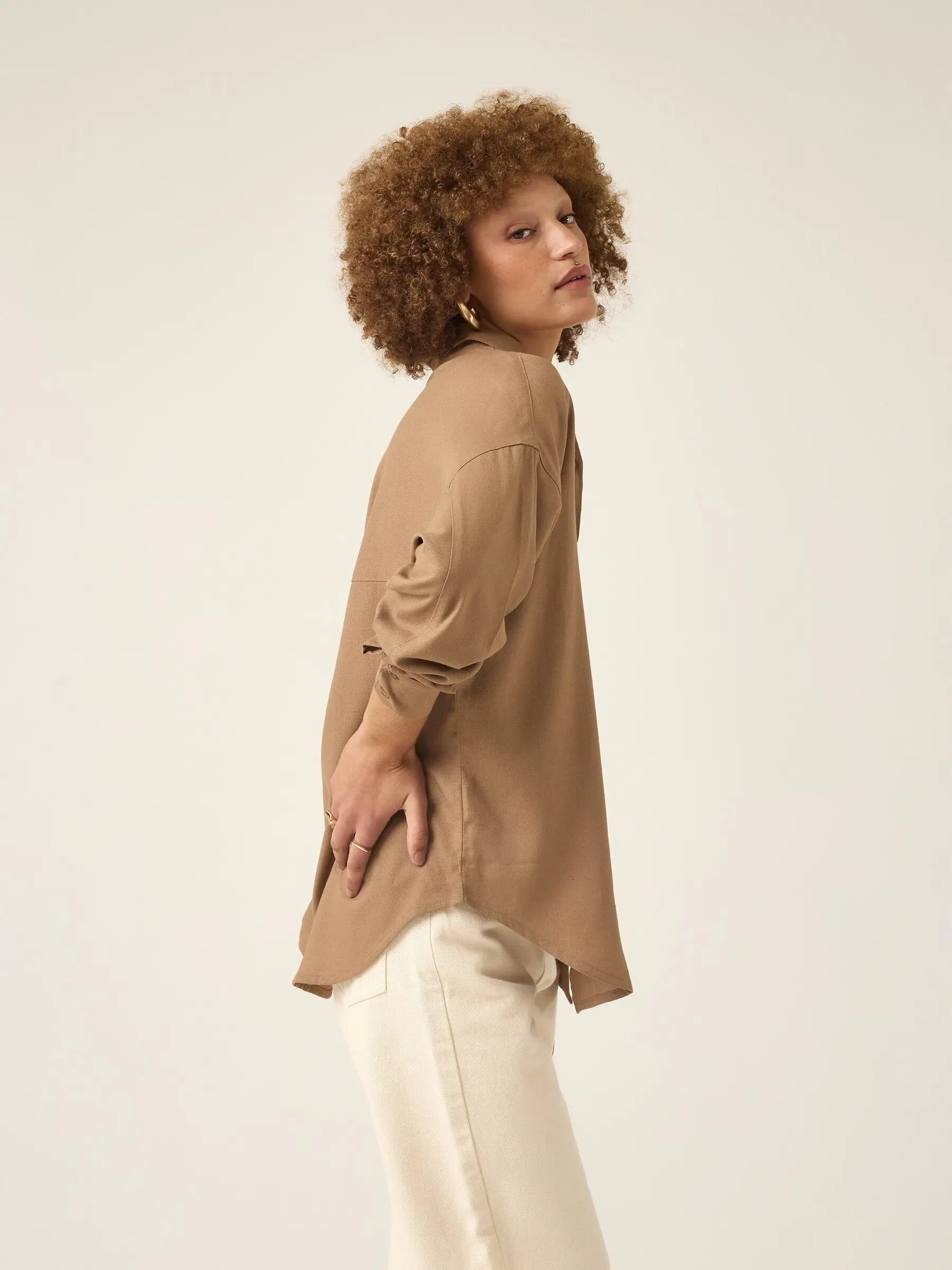 Camisa Oversized Cupuaçu de Linho e Viscose FSC™ Marrom Claro. Compre online moda sustentável e atemporal na Minimadeia, marca slow fashion de roupas femininas sustentáveis. Foto lookbook ABR25 05