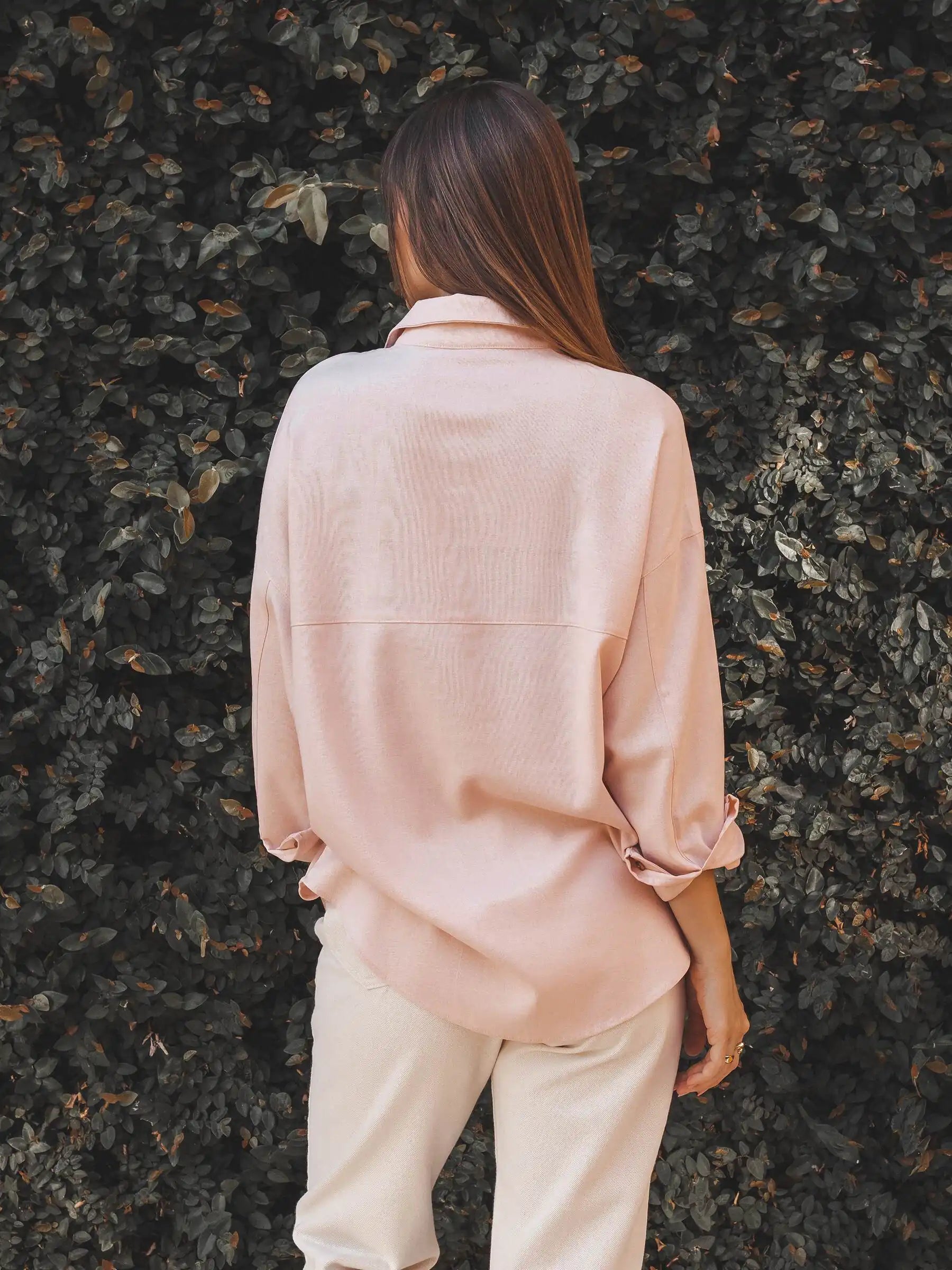 Camisa Oversized Cupuaçu de Linho e Viscose FSC™ Rosa Claro. Compre online moda sustentável e atemporal na Minimadeia, marca slow fashion de roupas femininas sustentáveis. Foto lookbook AGO25 07
