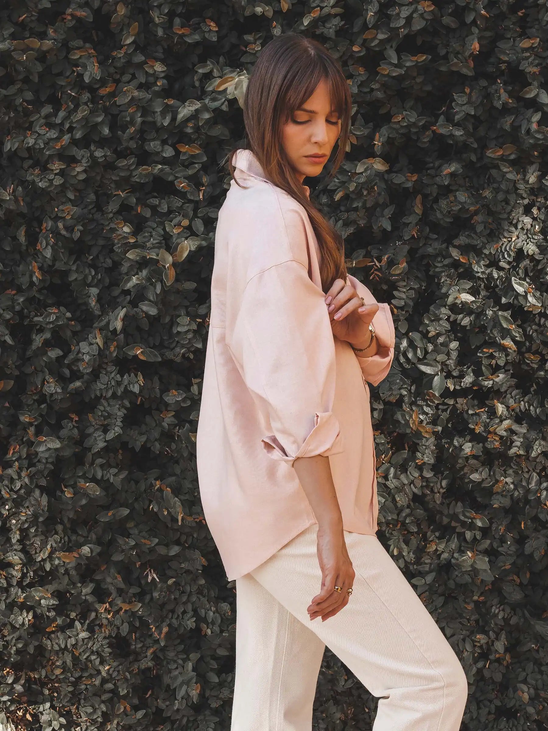 Camisa Oversized Cupuaçu de Linho e Viscose FSC™ Rosa Claro. Compre online moda sustentável e atemporal na Minimadeia, marca slow fashion de roupas femininas sustentáveis. Foto lookbook AGO25 10