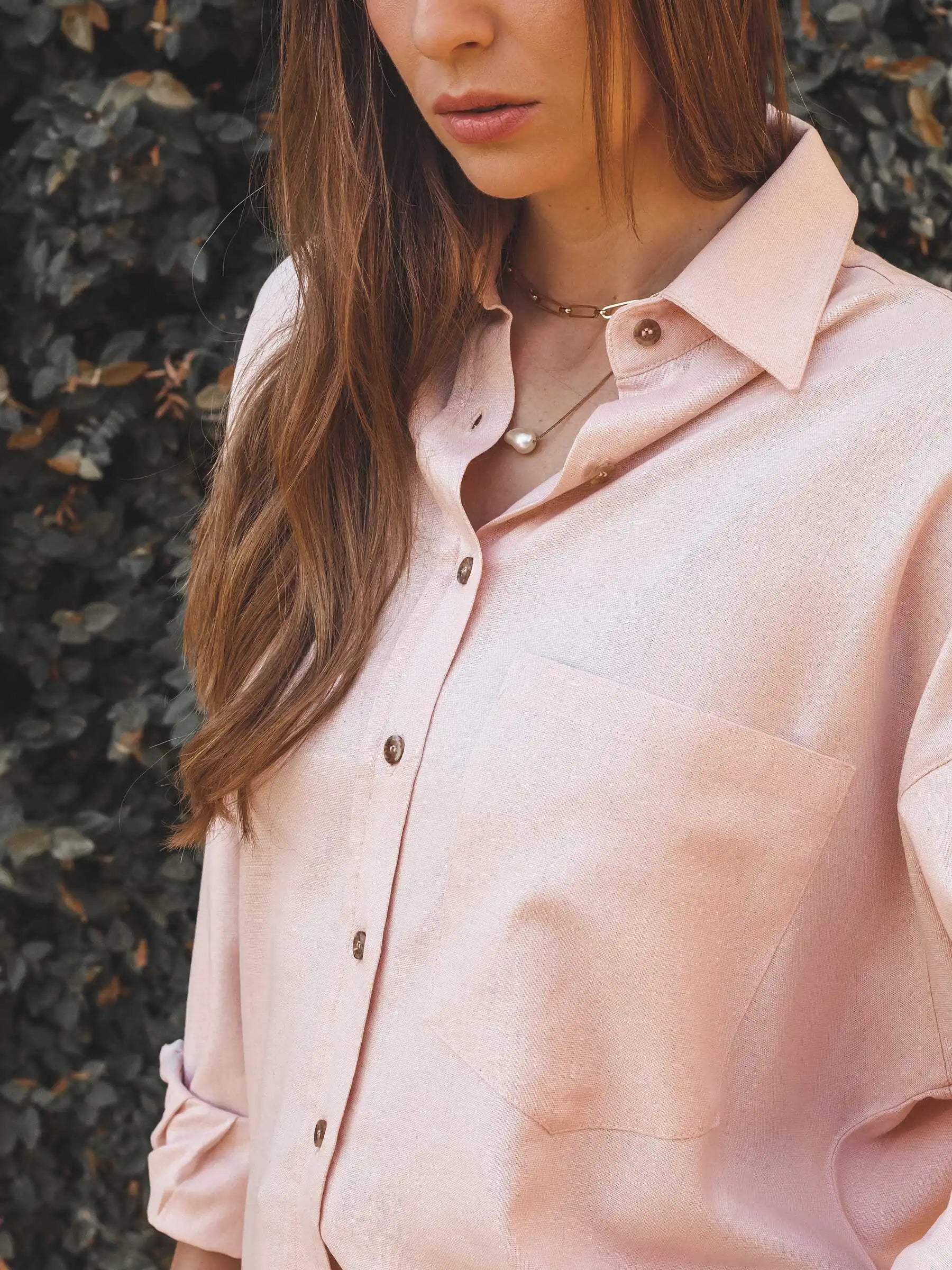 Camisa Oversized Cupuaçu de Linho e Viscose FSC™ Rosa Claro. Compre online moda sustentável e atemporal na Minimadeia, marca slow fashion de roupas femininas sustentáveis. Foto lookbook AGO25 12
