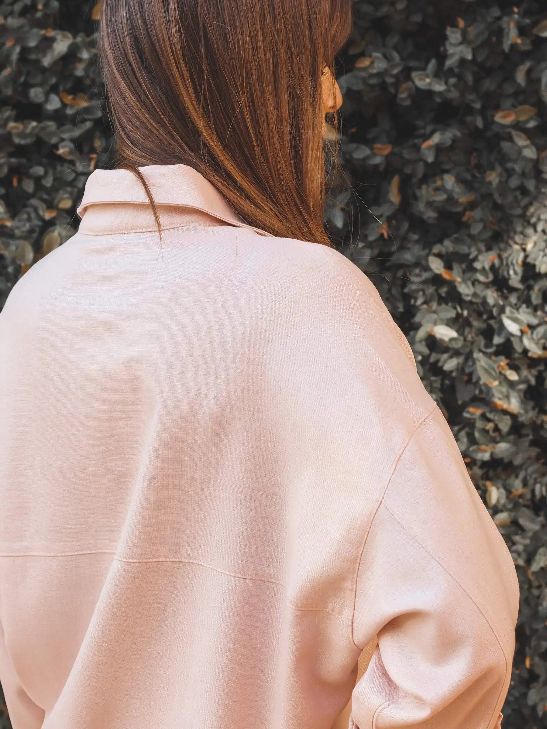 Camisa Oversized Cupuaçu de Linho e Viscose FSC™ Rosa Claro. Compre online moda sustentável e atemporal na Minimadeia, marca slow fashion de roupas femininas sustentáveis. Foto lookbook AGO25 14