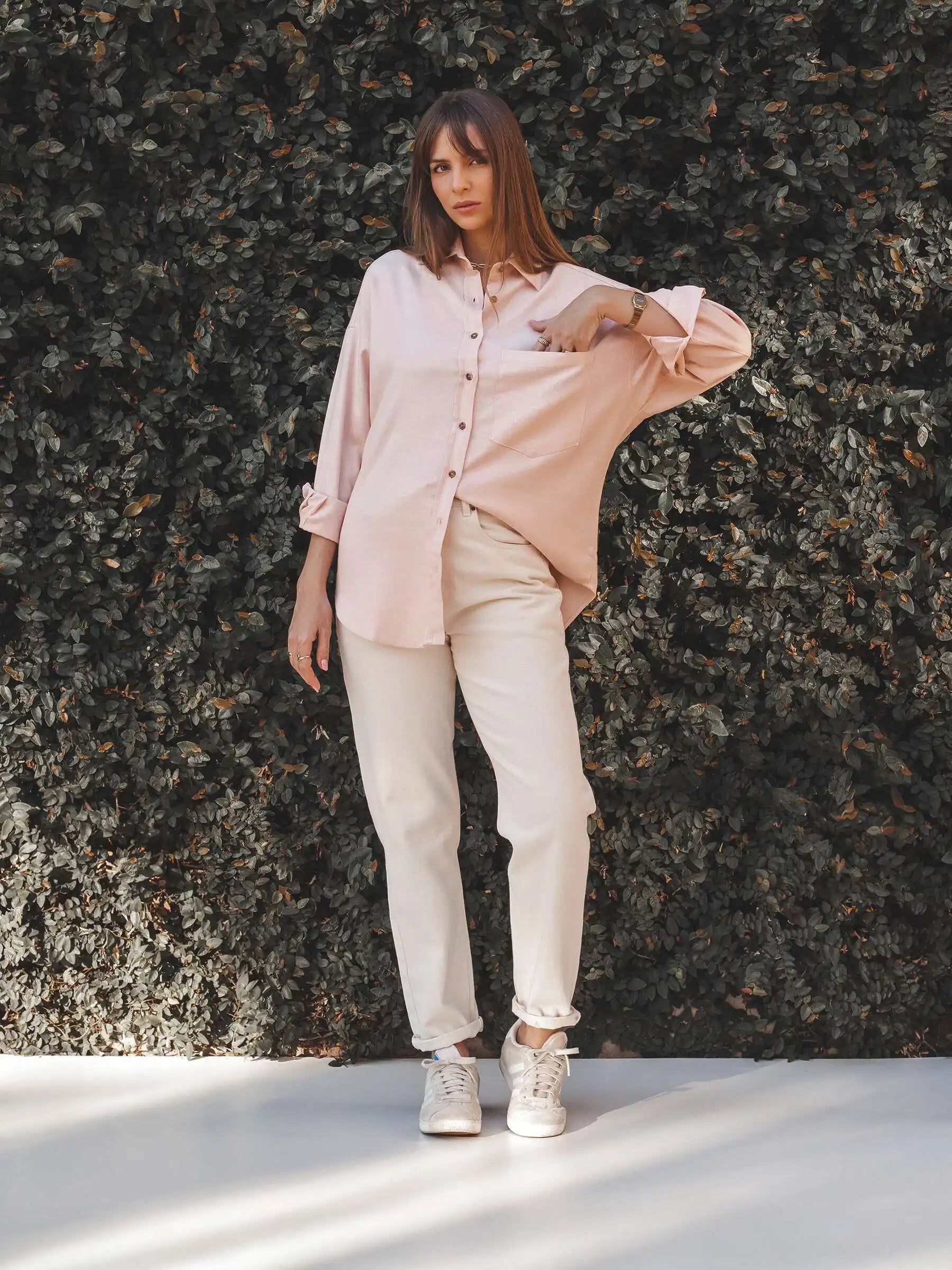 Camisa Oversized Cupuaçu de Linho e Viscose FSC™ Rosa Claro. Compre online moda sustentável e atemporal na Minimadeia, marca slow fashion de roupas femininas sustentáveis. Foto lookbook AGO25 18