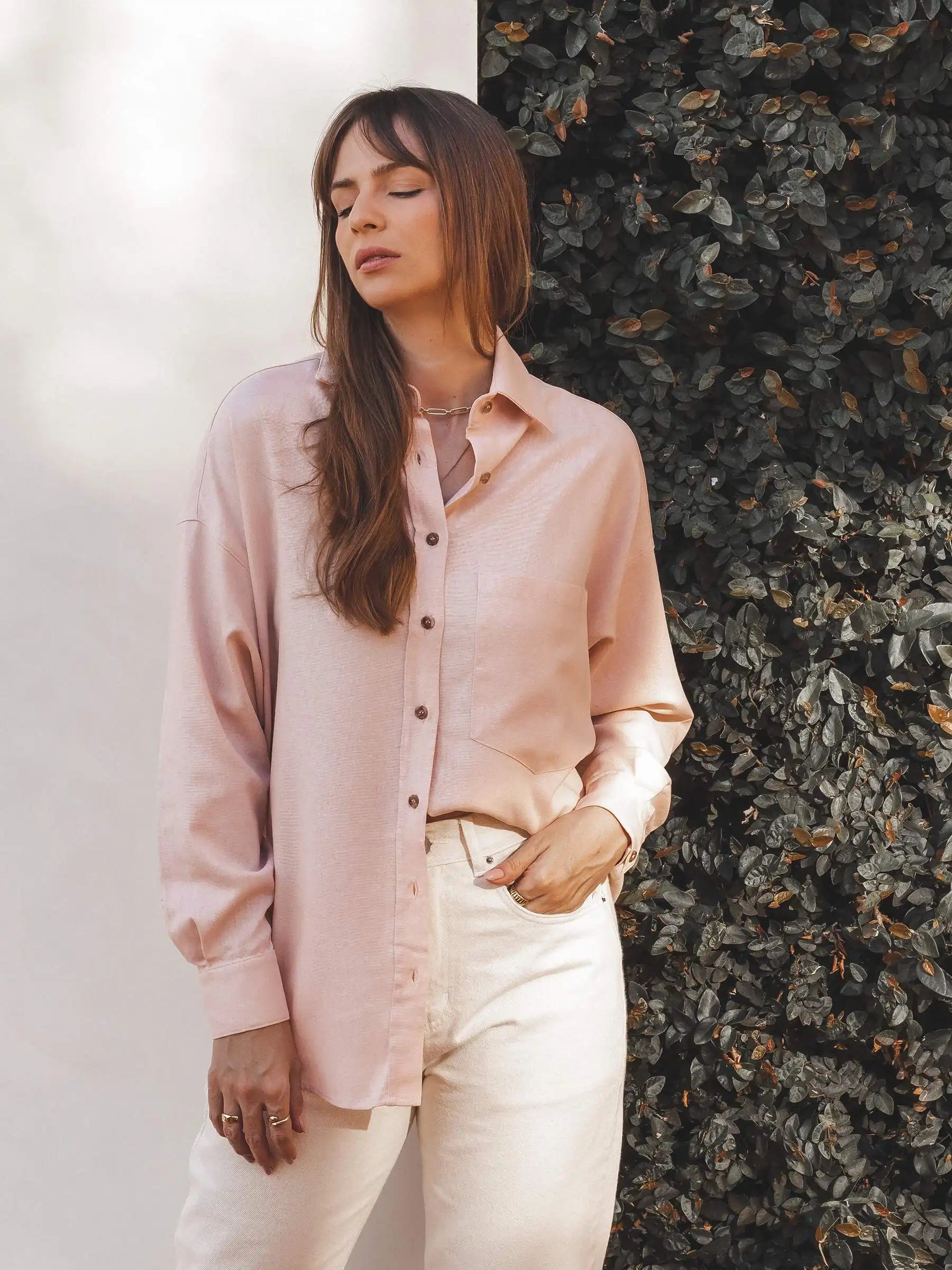 Camisa Oversized Cupuaçu de Linho e Viscose FSC™ Rosa Claro. Compre online moda sustentável e atemporal na Minimadeia, marca slow fashion de roupas femininas sustentáveis. Foto lookbook AGO25 22