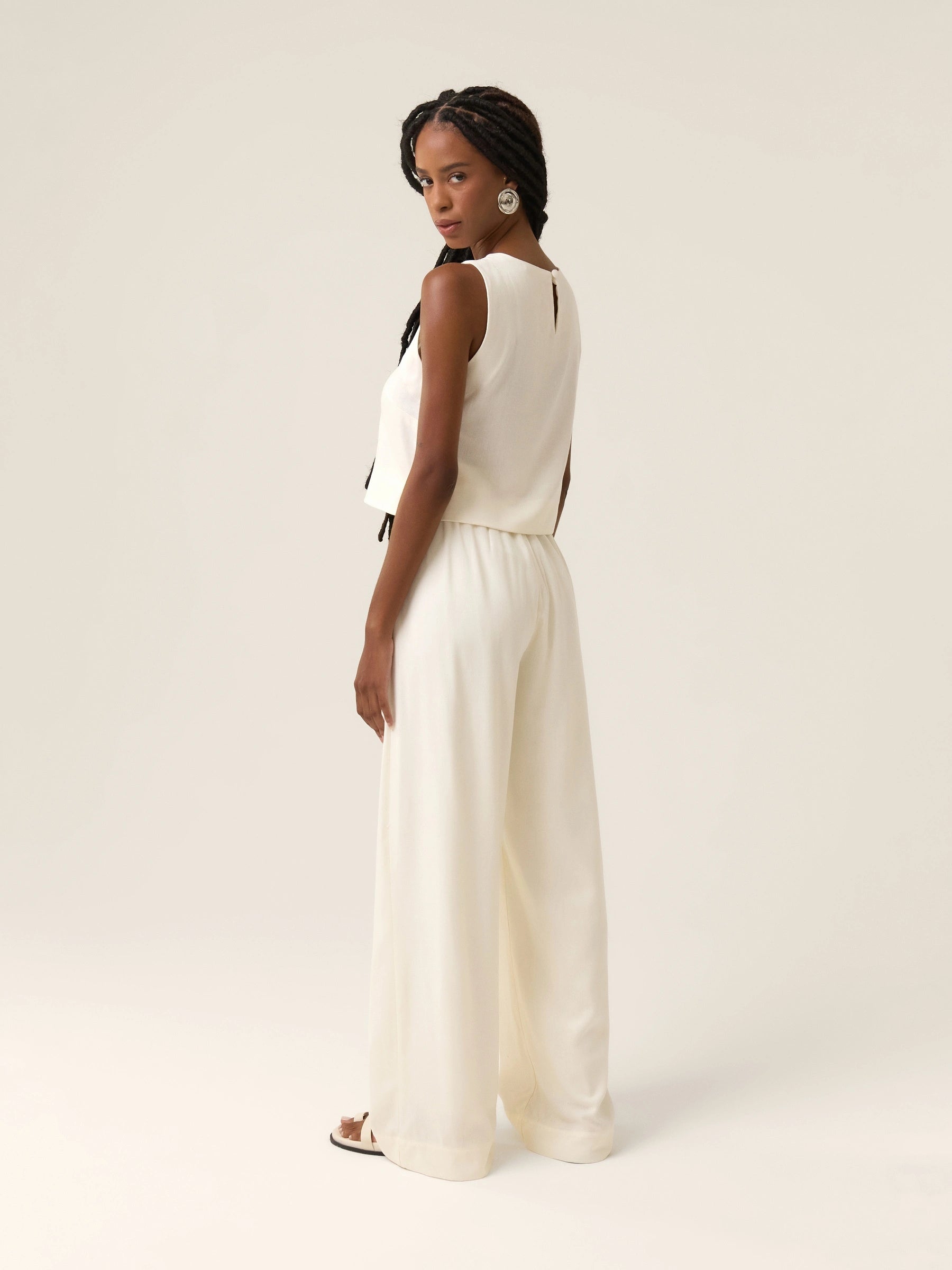 Calça Pantalona de Alfaiataria em Linho e Viscose FSC™ Graviola Branca Off White. Compre online moda sustentável e atemporal na Minimadeia. Roupas femininas estilosas, básicas e sustentáveis. Foto produto 04