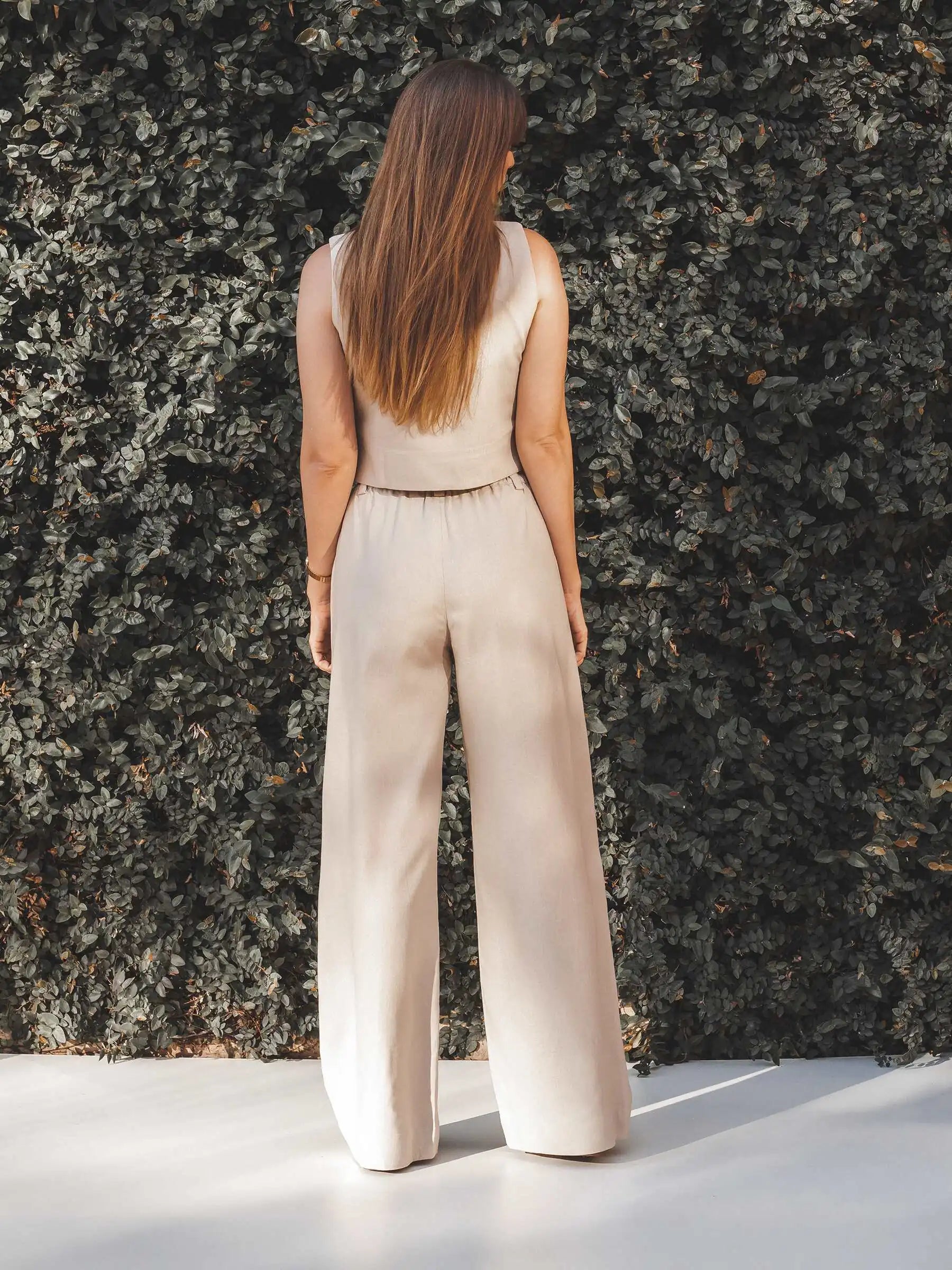 Calça Alfaiataria Pantalona Graviola de Linho e Viscose FSC™ Bege Claro. Compre online moda sustentável e atemporal na Minimadeia, marca slow fashion de roupas femininas. Foto produto JUL25 10
