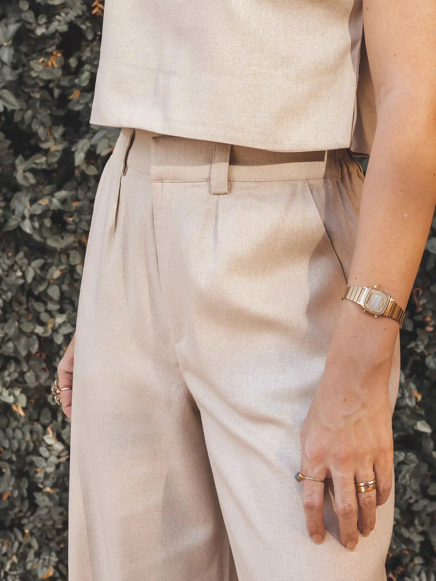 Calça Alfaiataria Pantalona Graviola de Linho e Viscose FSC™ Bege Claro. Compre online moda sustentável e atemporal na Minimadeia, marca slow fashion de roupas femininas. Foto produto JUL25 15