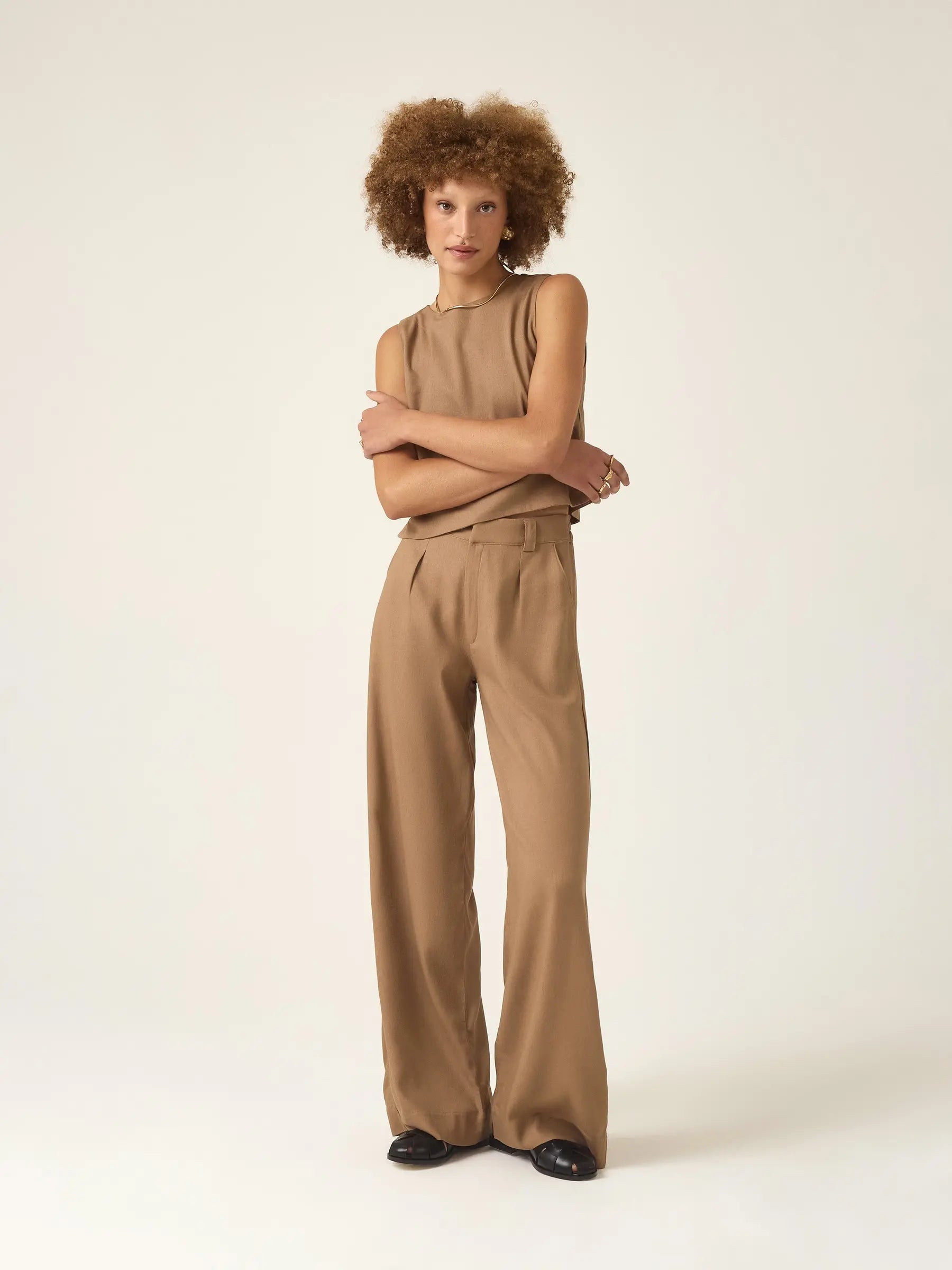 Calça Pantalona de Alfaiataria em Linho e Viscose FSC™ Graviola Marrom Claro. Compre online moda sustentável e atemporal na Minimadeia. Roupas femininas estilosas, básicas e sustentáveis. Foto produto ABR25 01