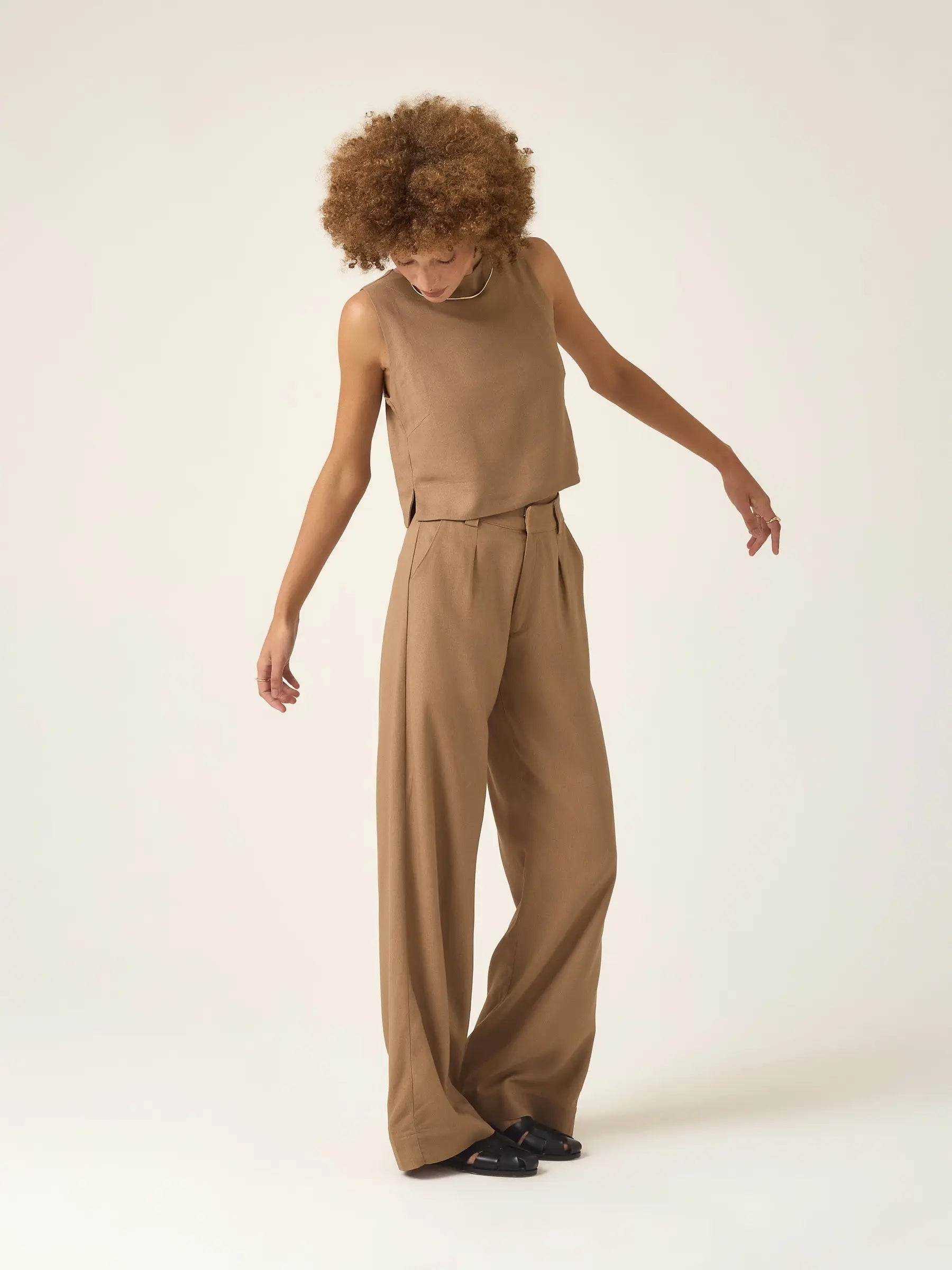 Calça Pantalona de Alfaiataria em Linho e Viscose FSC™ Graviola Marrom Claro. Compre online moda sustentável e atemporal na Minimadeia. Roupas femininas estilosas, básicas e sustentáveis. Foto produto ABR25 02
