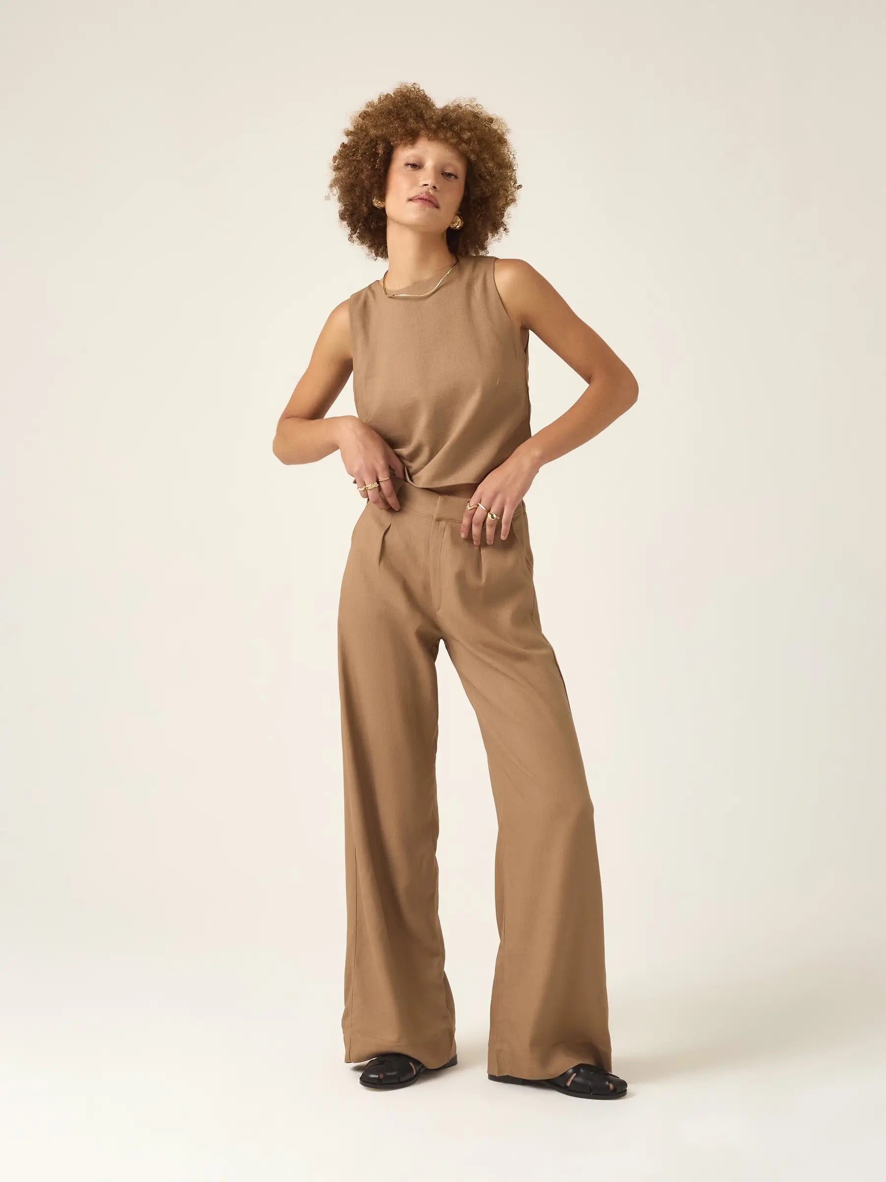 Calça Pantalona de Alfaiataria em Linho e Viscose FSC™ Graviola Marrom Claro. Compre online moda sustentável e atemporal na Minimadeia. Roupas femininas estilosas, básicas e sustentáveis. Foto produto ABR25 03