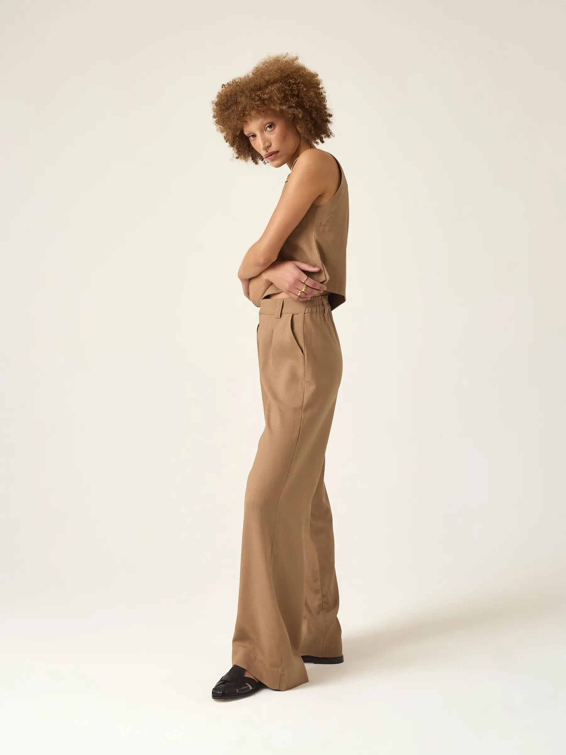 Calça Pantalona de Alfaiataria em Linho e Viscose FSC™ Graviola Marrom Claro. Compre online moda sustentável e atemporal na Minimadeia. Roupas femininas estilosas, básicas e sustentáveis. Foto produto ABR25 04