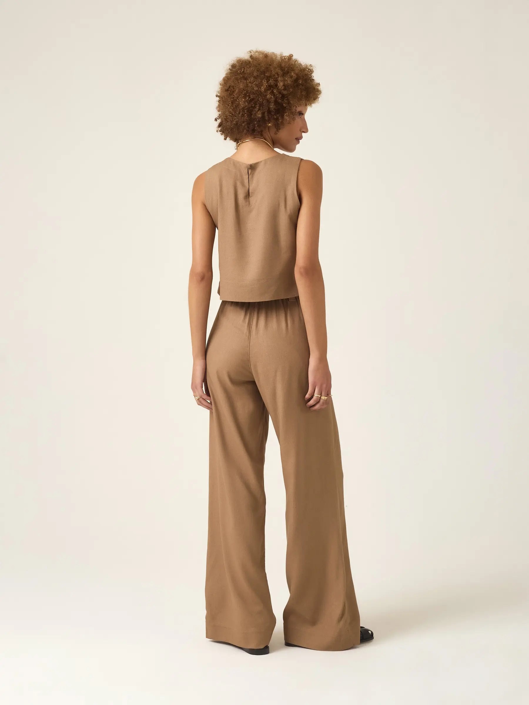 Calça Pantalona de Alfaiataria em Linho e Viscose FSC™ Graviola Marrom Claro. Compre online moda sustentável e atemporal na Minimadeia. Roupas femininas estilosas, básicas e sustentáveis. Foto produto ABR25 05