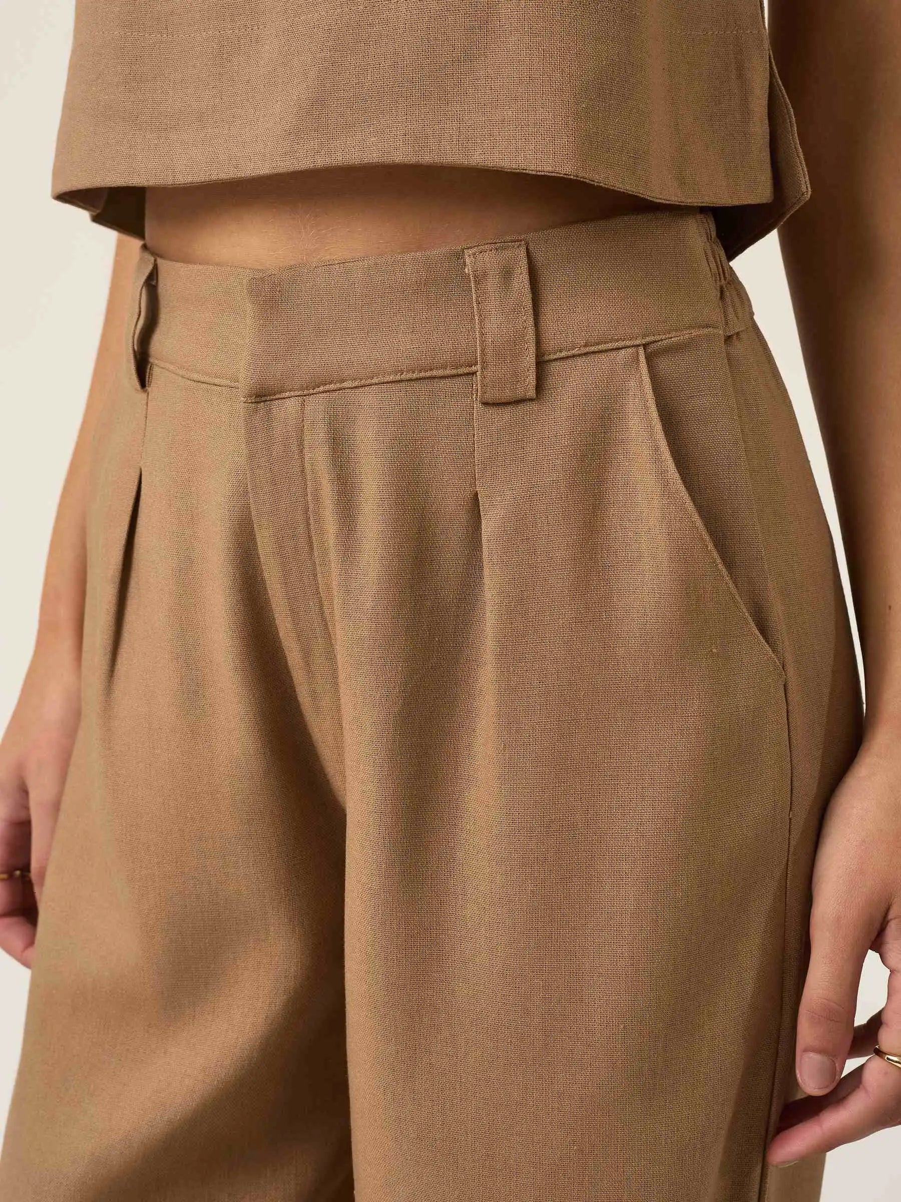 Calça Pantalona de Alfaiataria em Linho e Viscose FSC™ Graviola Marrom Claro. Compre online moda sustentável e atemporal na Minimadeia. Roupas femininas estilosas, básicas e sustentáveis. Foto produto ABR25 06
