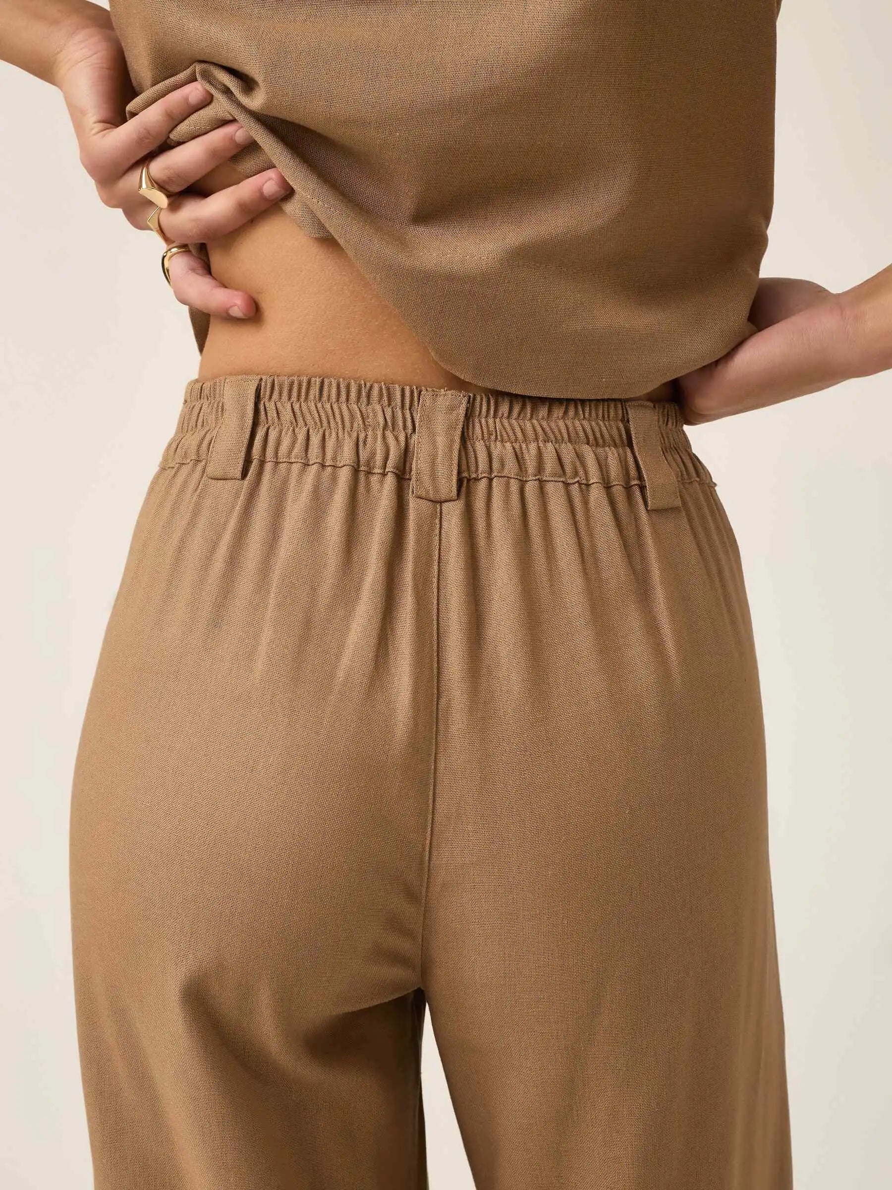 Calça Pantalona de Alfaiataria em Linho e Viscose FSC™ Graviola Marrom Claro. Compre online moda sustentável e atemporal na Minimadeia. Roupas femininas estilosas, básicas e sustentáveis. Foto produto ABR25 07