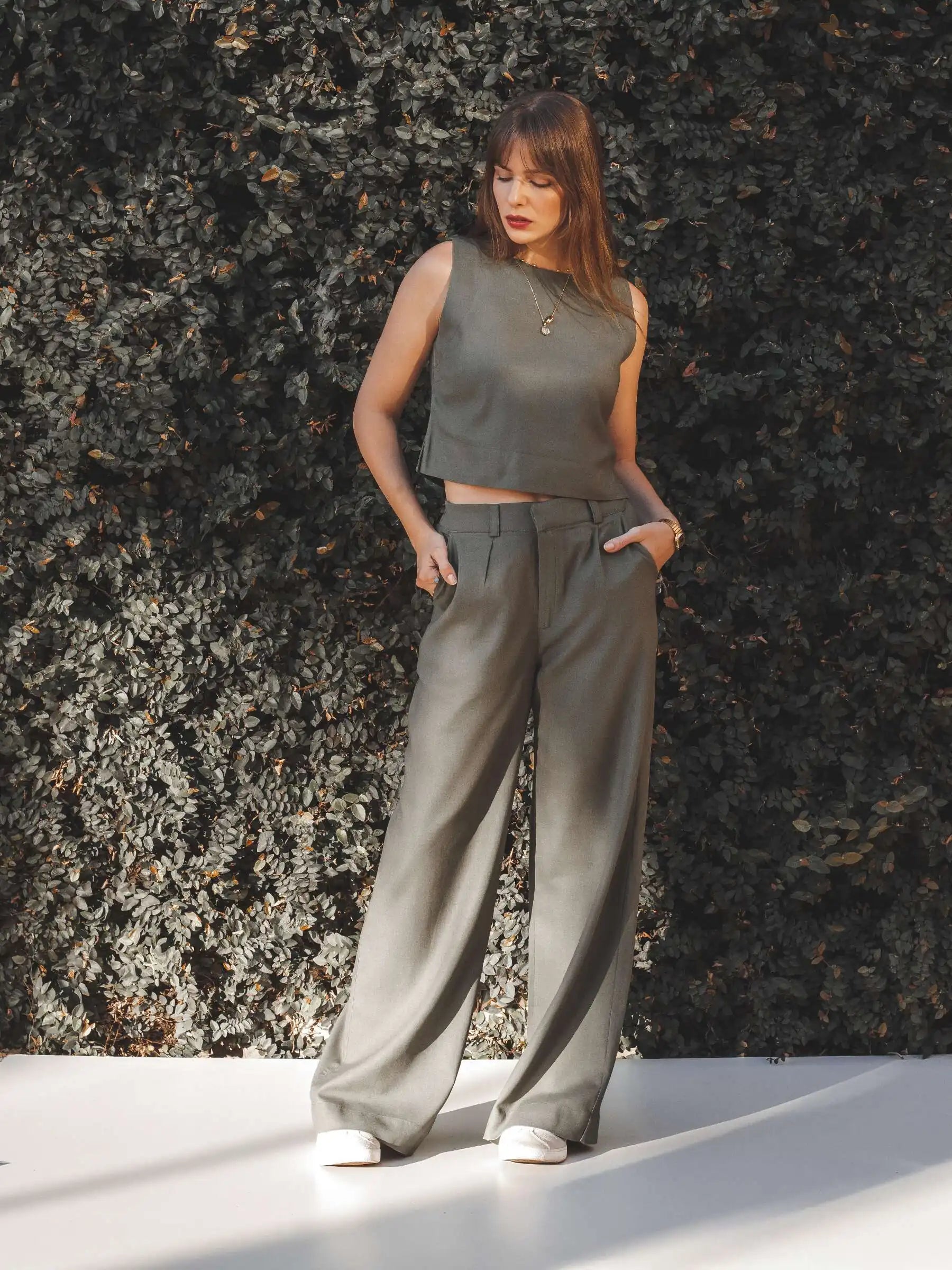 Calça Alfaiataria Pantalona Graviola de Linho e Viscose FSC™ Verde Escuro. Compre online moda sustentável e atemporal na Minimadeia, marca slow fashion de roupas femininas. Foto produto JUL25 04