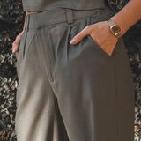 Calça Alfaiataria Pantalona Graviola de Linho e Viscose FSC™ Verde Escuro. Compre online moda sustentável e atemporal na Minimadeia, marca slow fashion de roupas femininas. Foto produto JUL25 10