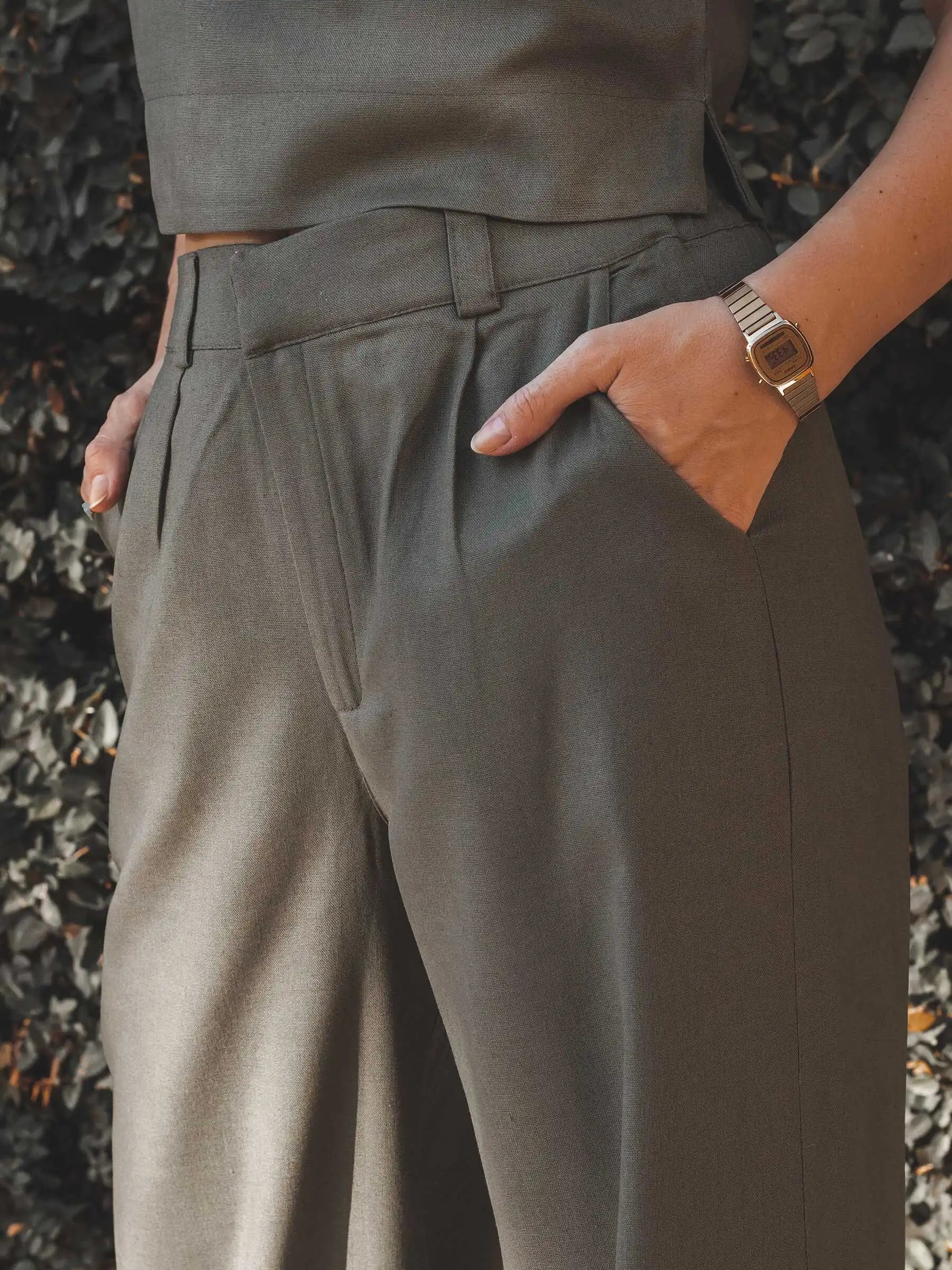 Calça Alfaiataria Pantalona Graviola de Linho e Viscose FSC™ Verde Escuro. Compre online moda sustentável e atemporal na Minimadeia, marca slow fashion de roupas femininas. Foto produto JUL25 10