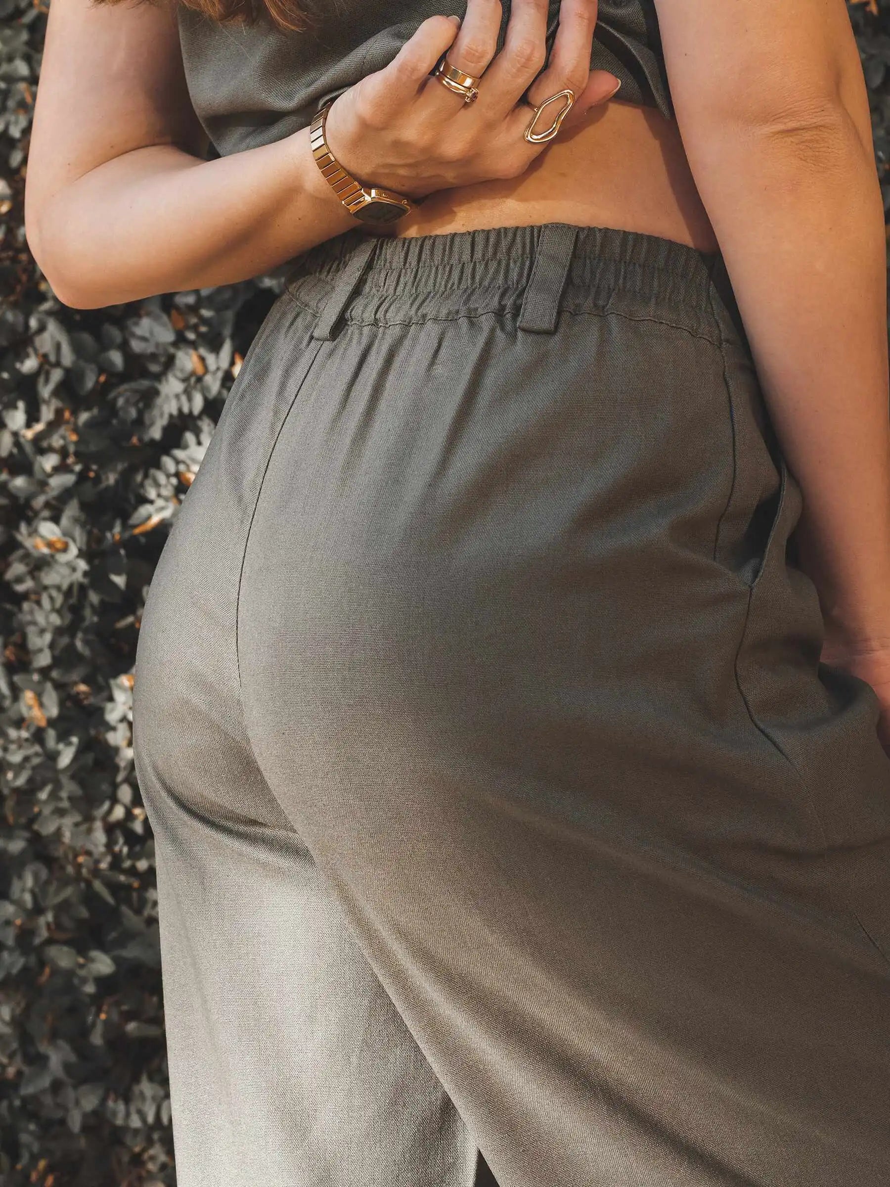 Calça Alfaiataria Pantalona Graviola de Linho e Viscose FSC™ Verde Escuro. Compre online moda sustentável e atemporal na Minimadeia, marca slow fashion de roupas femininas. Foto produto JUL25 13