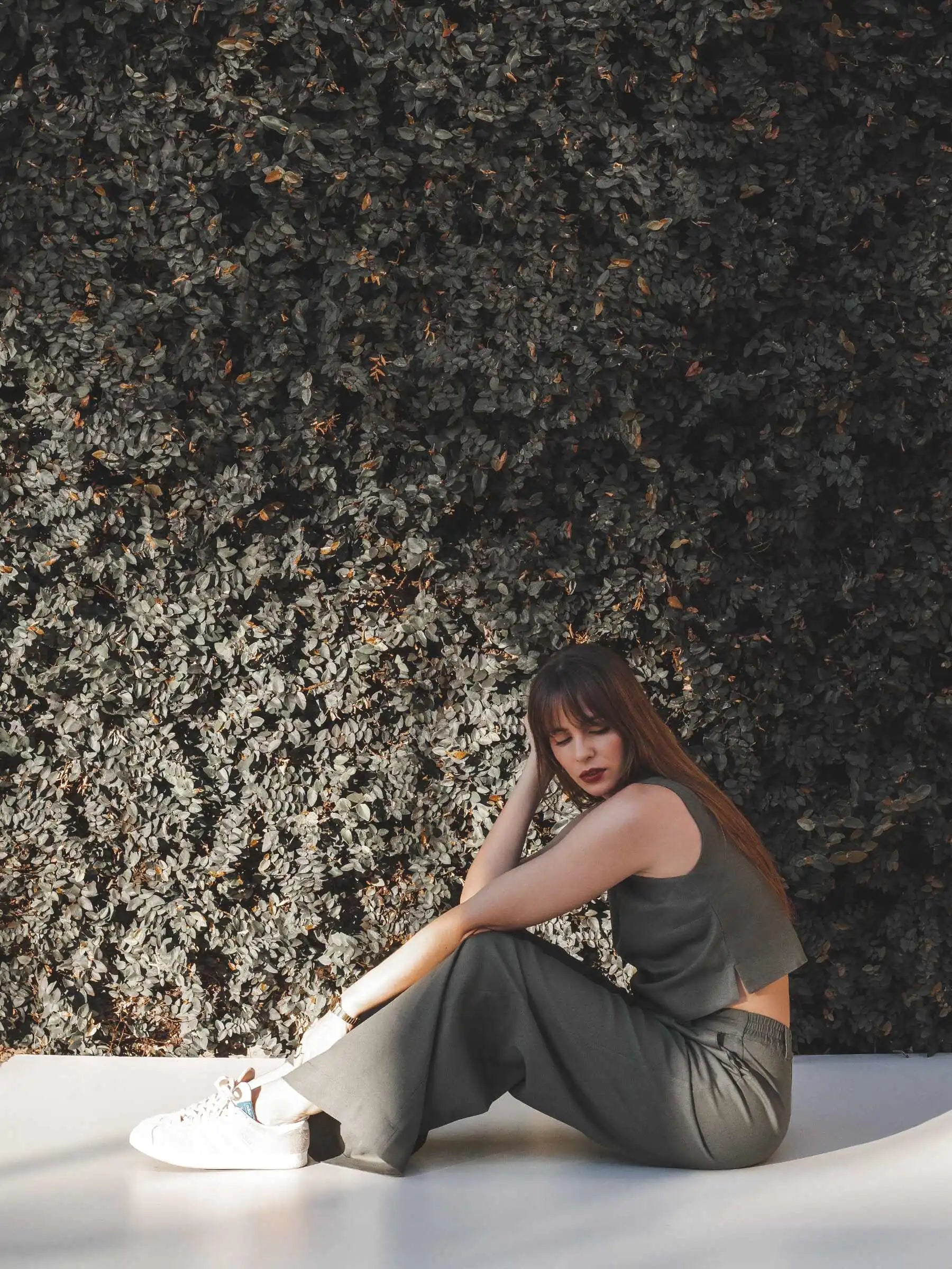Calça Alfaiataria Pantalona Graviola de Linho e Viscose FSC™ Verde Escuro. Compre online moda sustentável e atemporal na Minimadeia, marca slow fashion de roupas femininas. Foto produto JUL25 14