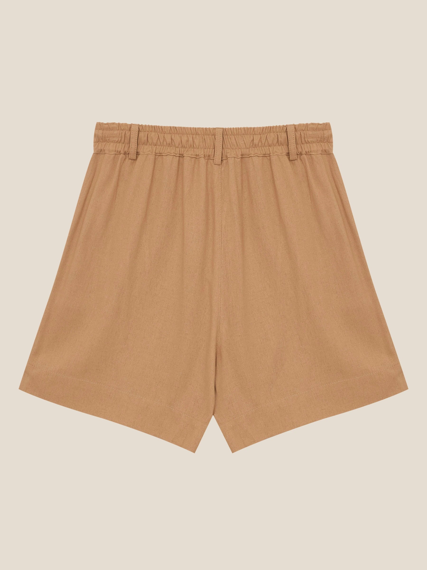 Shorts Alfaiataria de Linho e Viscose FSC™ Angico Bege. Compre online moda sustentável e atemporal na Minimadeia. Roupas femininas estilosas, básicas e sustentáveis. Foto produto still 02
