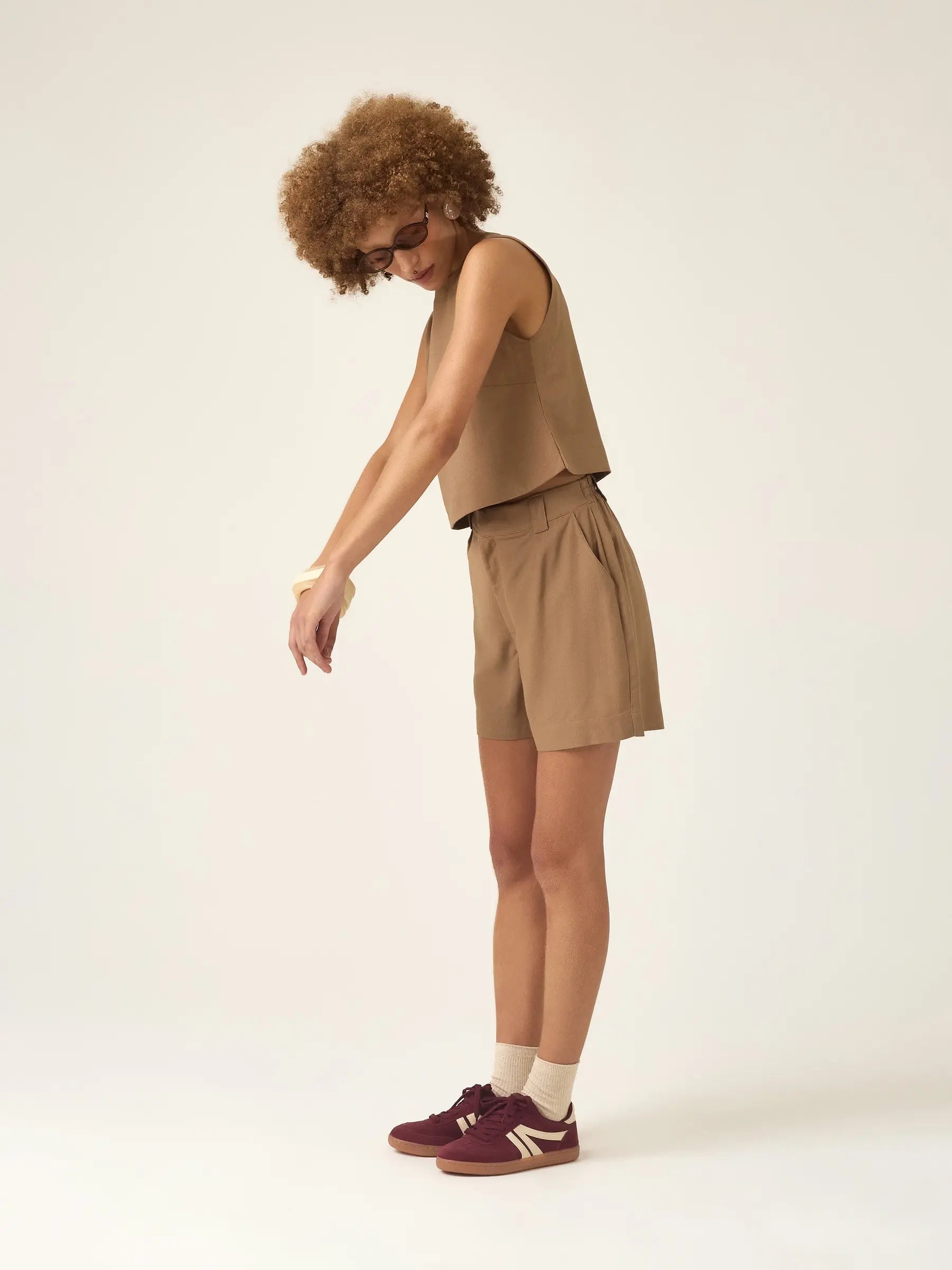 Shorts Alfaiataria Angico em Linho e Viscose FSC™ Marrom Claro. Compre online moda sustentável e atemporal na Minimadeia, marca slow fashion de roupas femininas. Foto produto ABR25 03