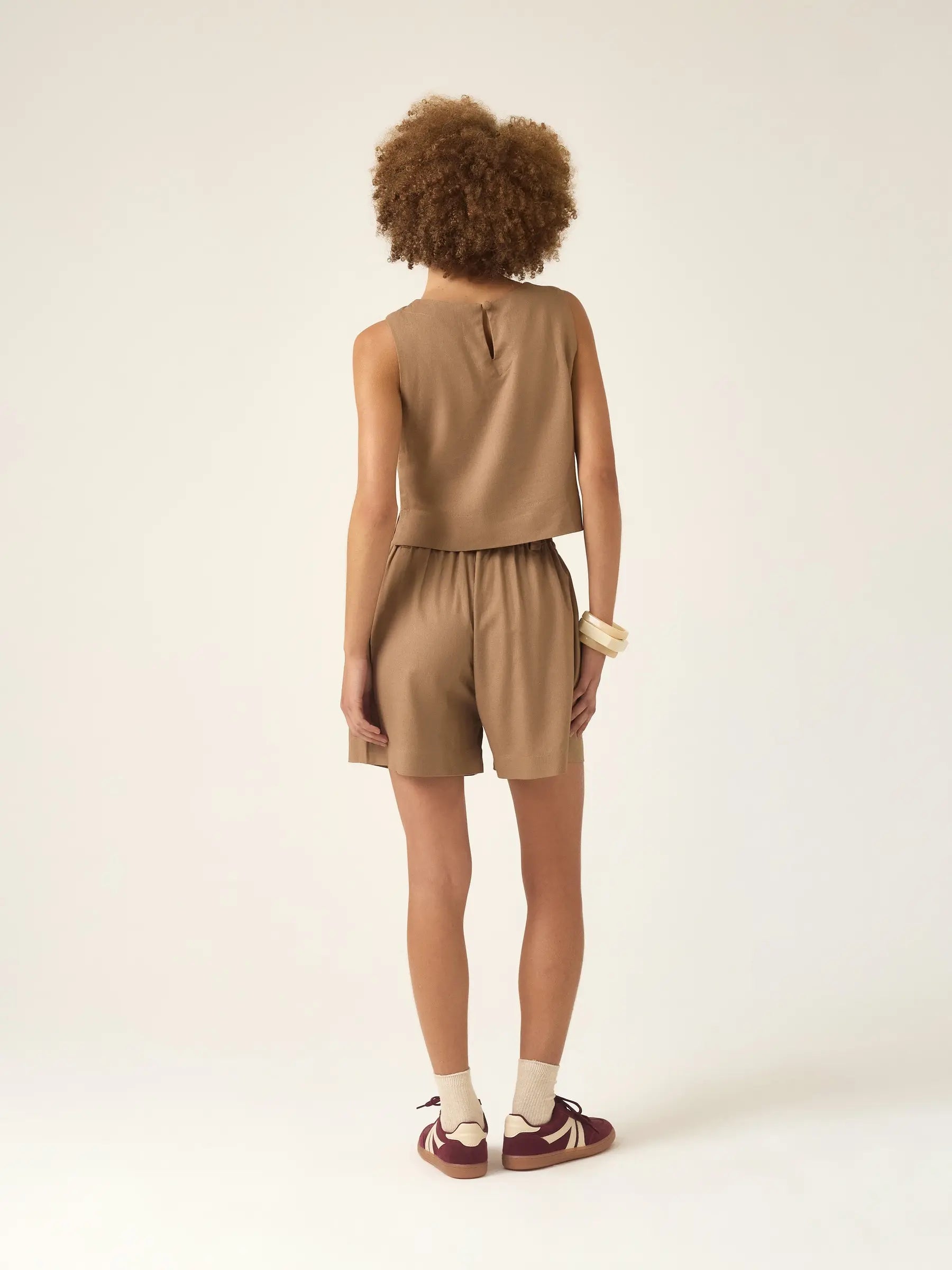 Shorts Alfaiataria Angico em Linho e Viscose FSC™ Marrom Claro. Compre online moda sustentável e atemporal na Minimadeia, marca slow fashion de roupas femininas. Foto produto ABR25 05