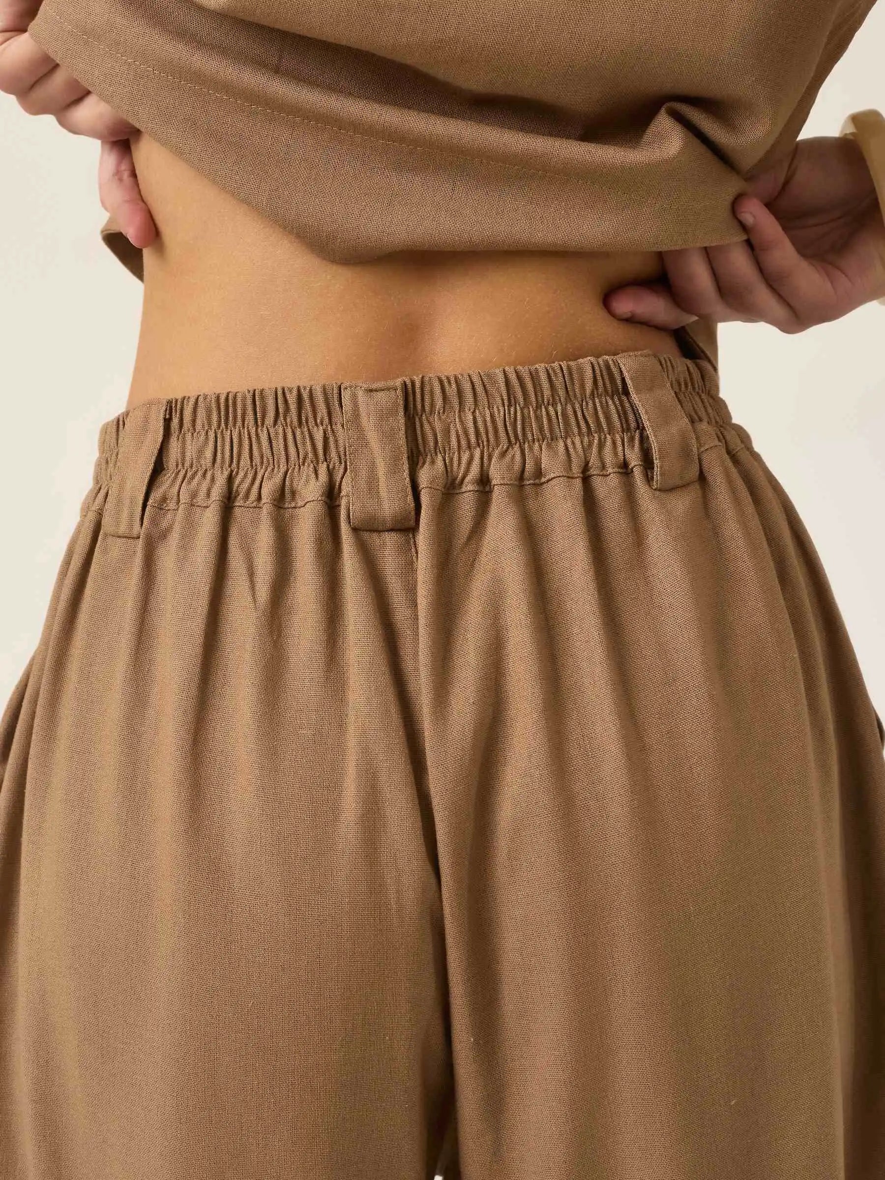Shorts Alfaiataria Angico em Linho e Viscose FSC™ Marrom Claro. Compre online moda sustentável e atemporal na Minimadeia, marca slow fashion de roupas femininas. Foto produto ABR25 06