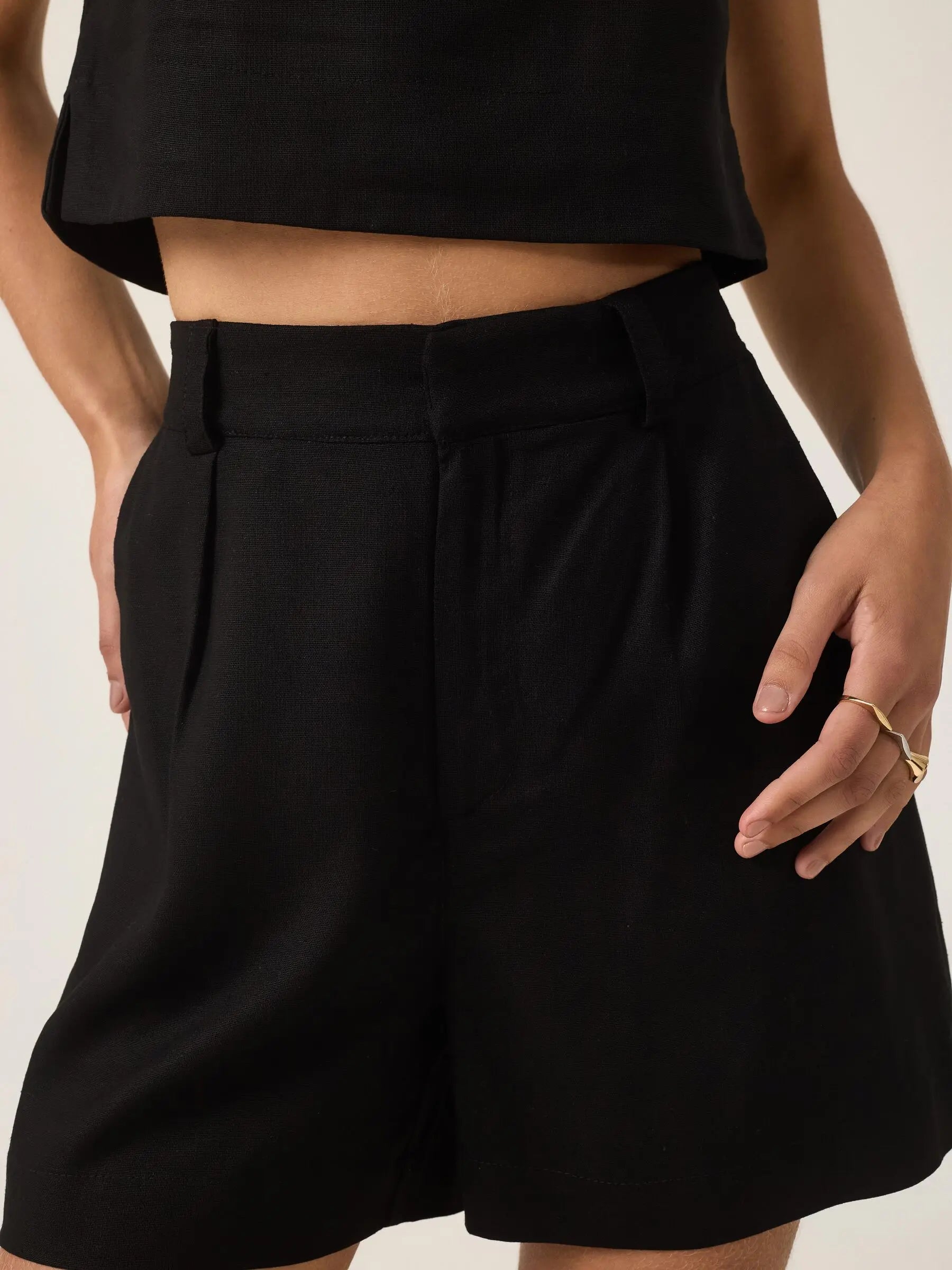 Shorts Alfaiataria Angico de Linho e Viscose FSC™ Preto. Compre online moda sustentável e atemporal na Minimadeia. Roupas femininas estilosas, básicas e sustentáveis. Foto produto ABR25 06