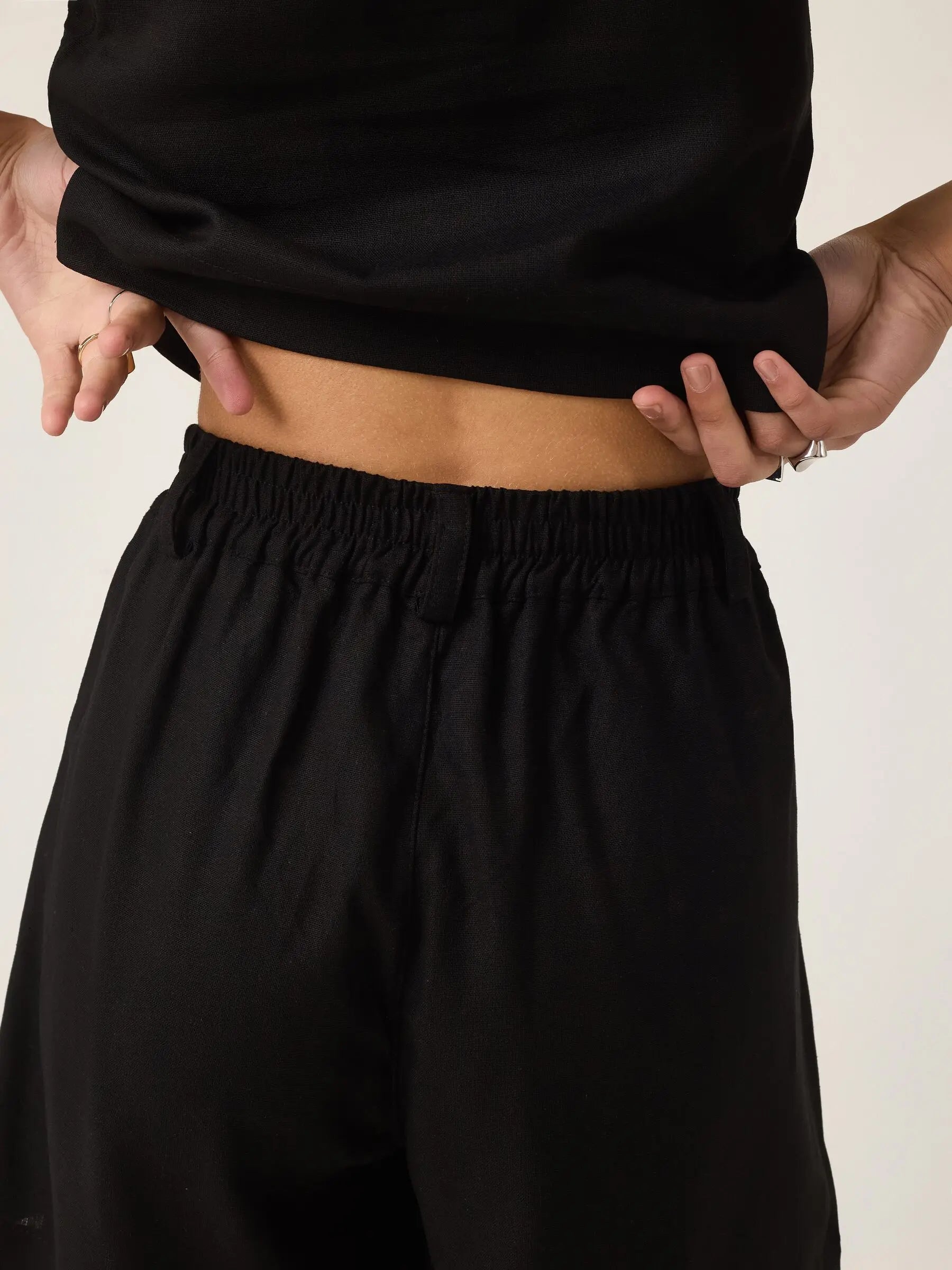 Shorts Alfaiataria Angico de Linho e Viscose FSC™ Preto. Compre online moda sustentável e atemporal na Minimadeia. Roupas femininas estilosas, básicas e sustentáveis. Foto produto ABR25 07