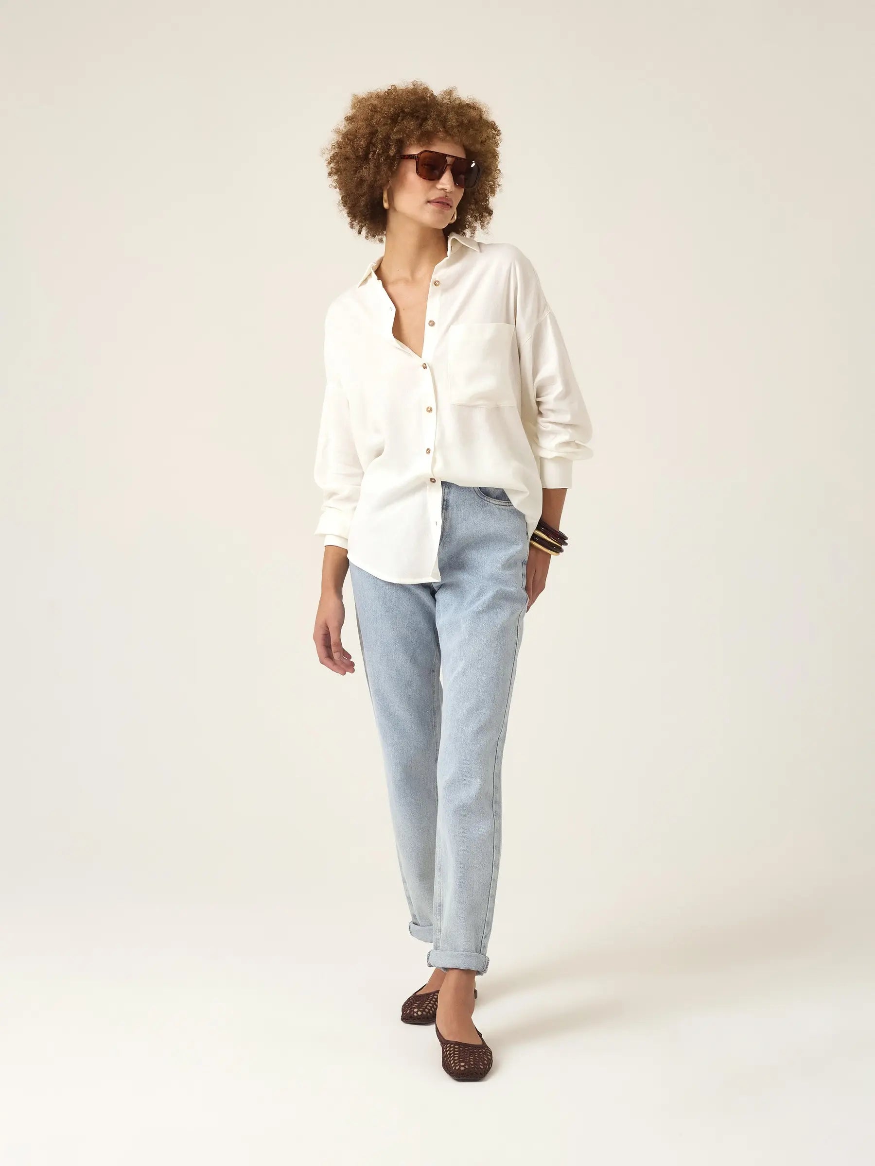 Calça Jeans Mom Jequitibá Azul Claro Eco Denim™. Compre online moda sustentável e atemporal na Minimadeia, marca slow fashion de roupas femininas. Foto produto ABR25 01