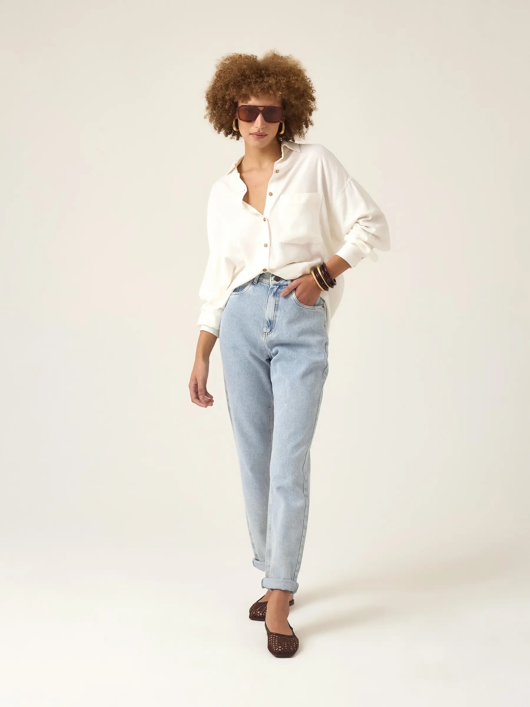Calça Jeans Mom Jequitibá Azul Claro Eco Denim™. Compre online moda sustentável e atemporal na Minimadeia, marca slow fashion de roupas femininas. Foto produto ABR25 02