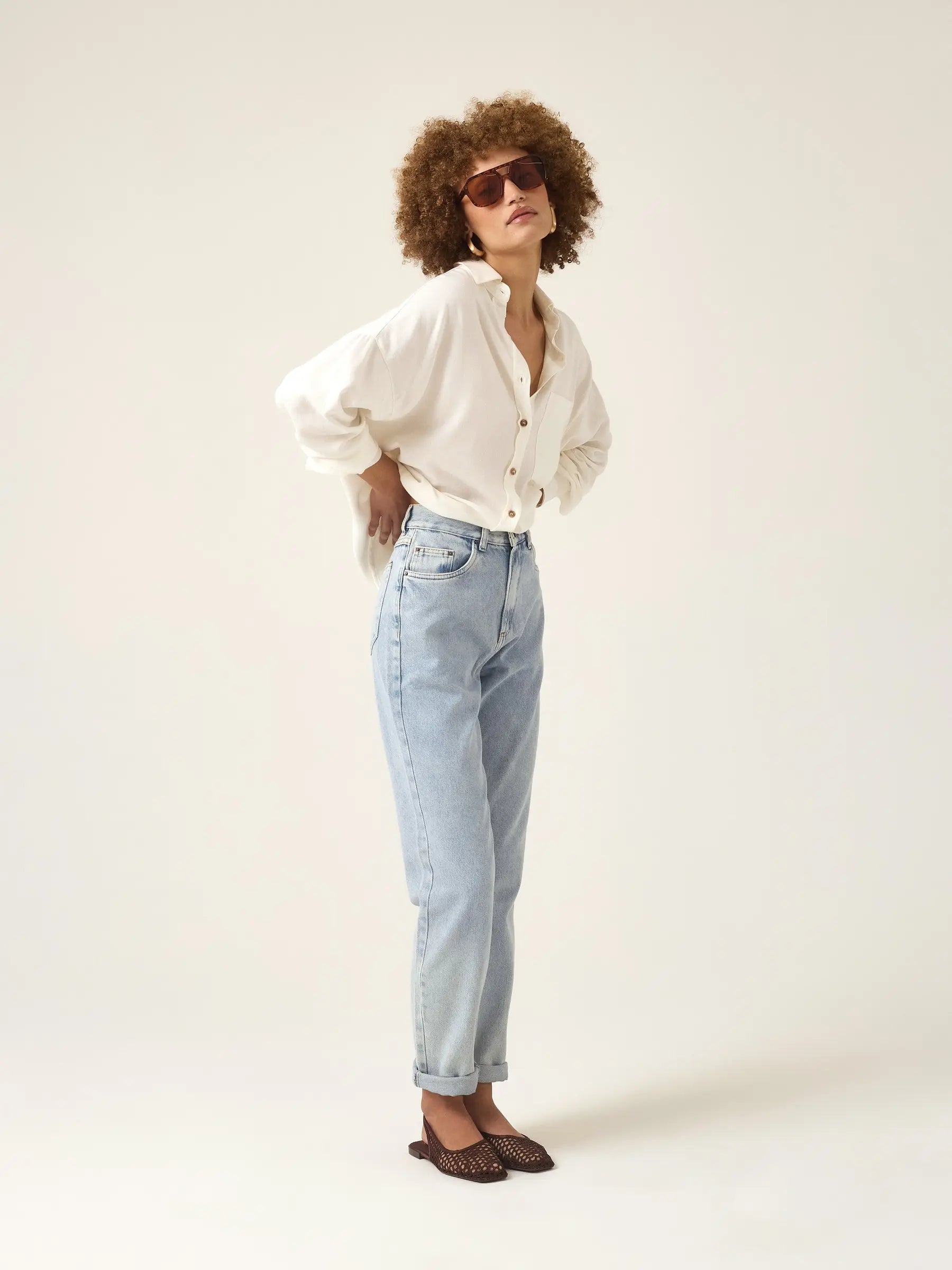 Calça Jeans Mom Jequitibá Azul Claro Eco Denim™. Compre online moda sustentável e atemporal na Minimadeia, marca slow fashion de roupas femininas. Foto produto ABR25 03