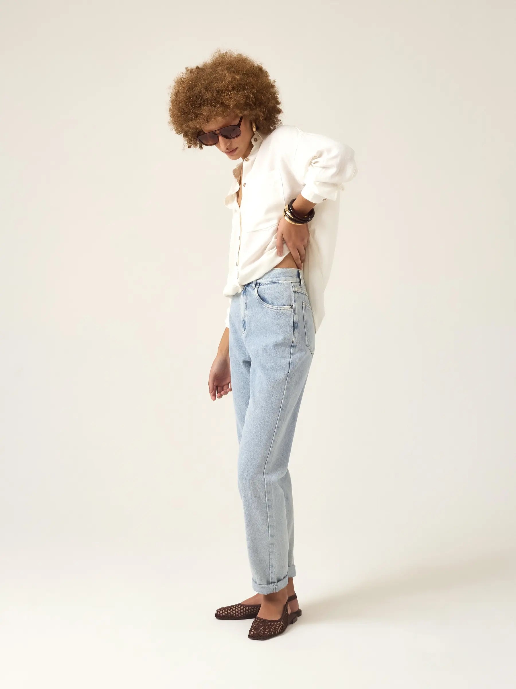 Calça Jeans Mom Jequitibá Azul Claro Eco Denim™. Compre online moda sustentável e atemporal na Minimadeia, marca slow fashion de roupas femininas. Foto produto ABR25 04