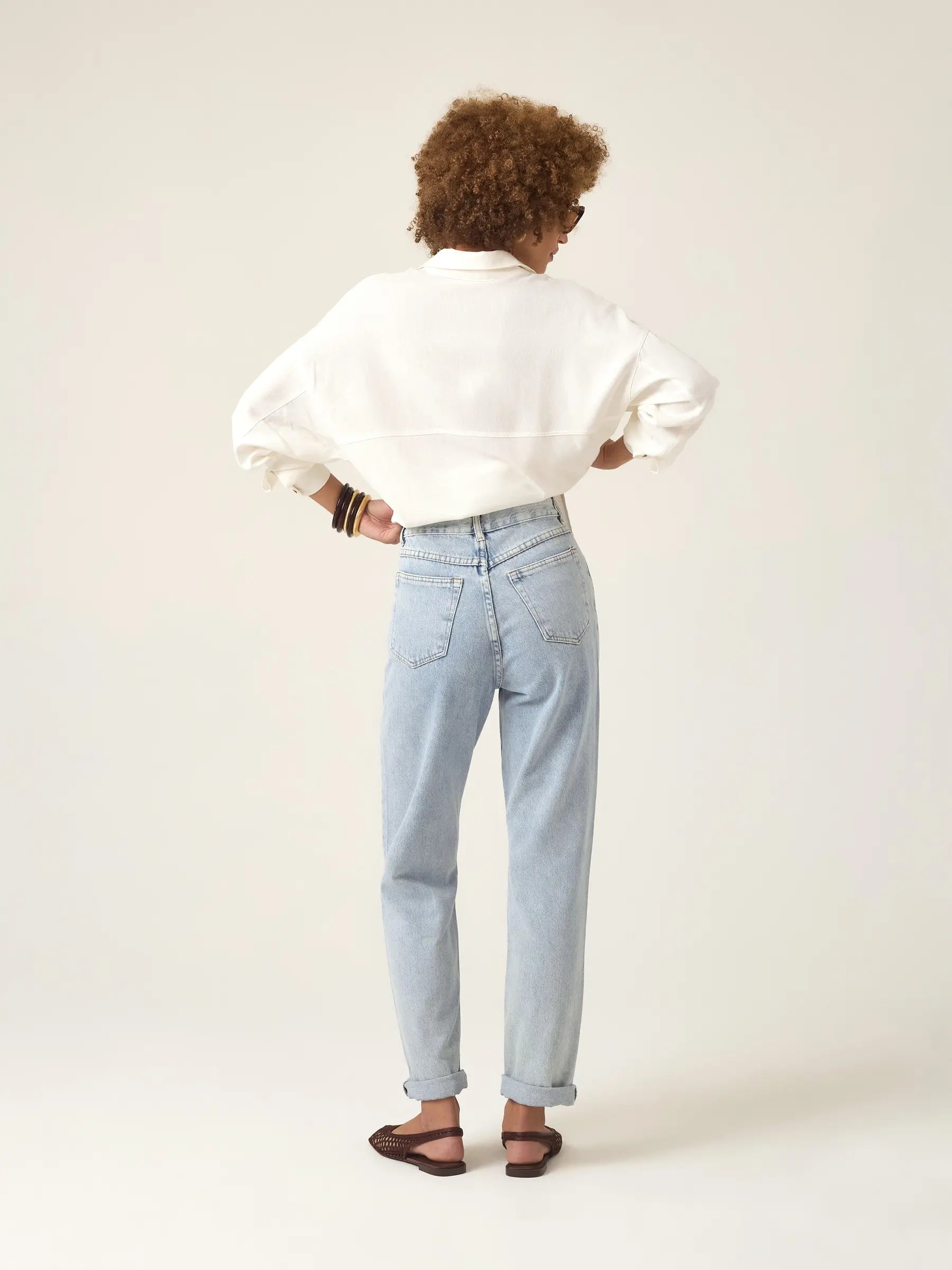 Calça Jeans Mom Jequitibá Azul Claro Eco Denim™. Compre online moda sustentável e atemporal na Minimadeia, marca slow fashion de roupas femininas. Foto produto ABR25 05