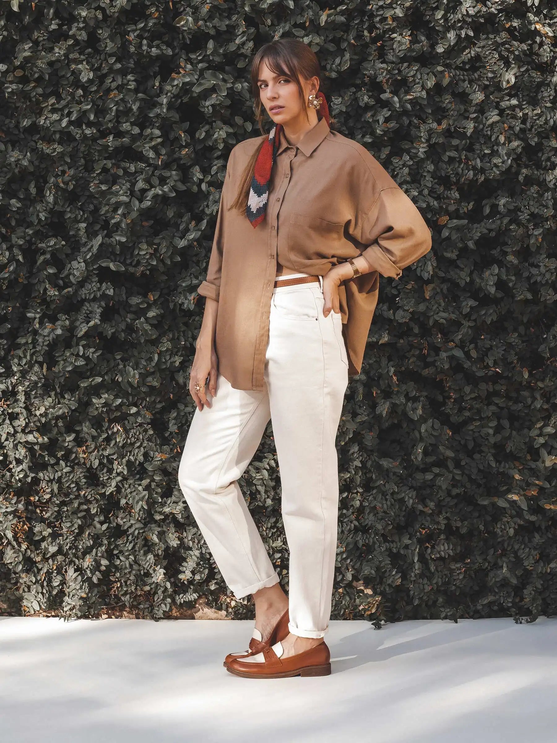 Calça Jeans Mom Jequitibá Bege Eco Denim™. Compre online moda sustentável e atemporal na Minimadeia, marca slow fashion de roupas femininas. Foto produto JUL25 08