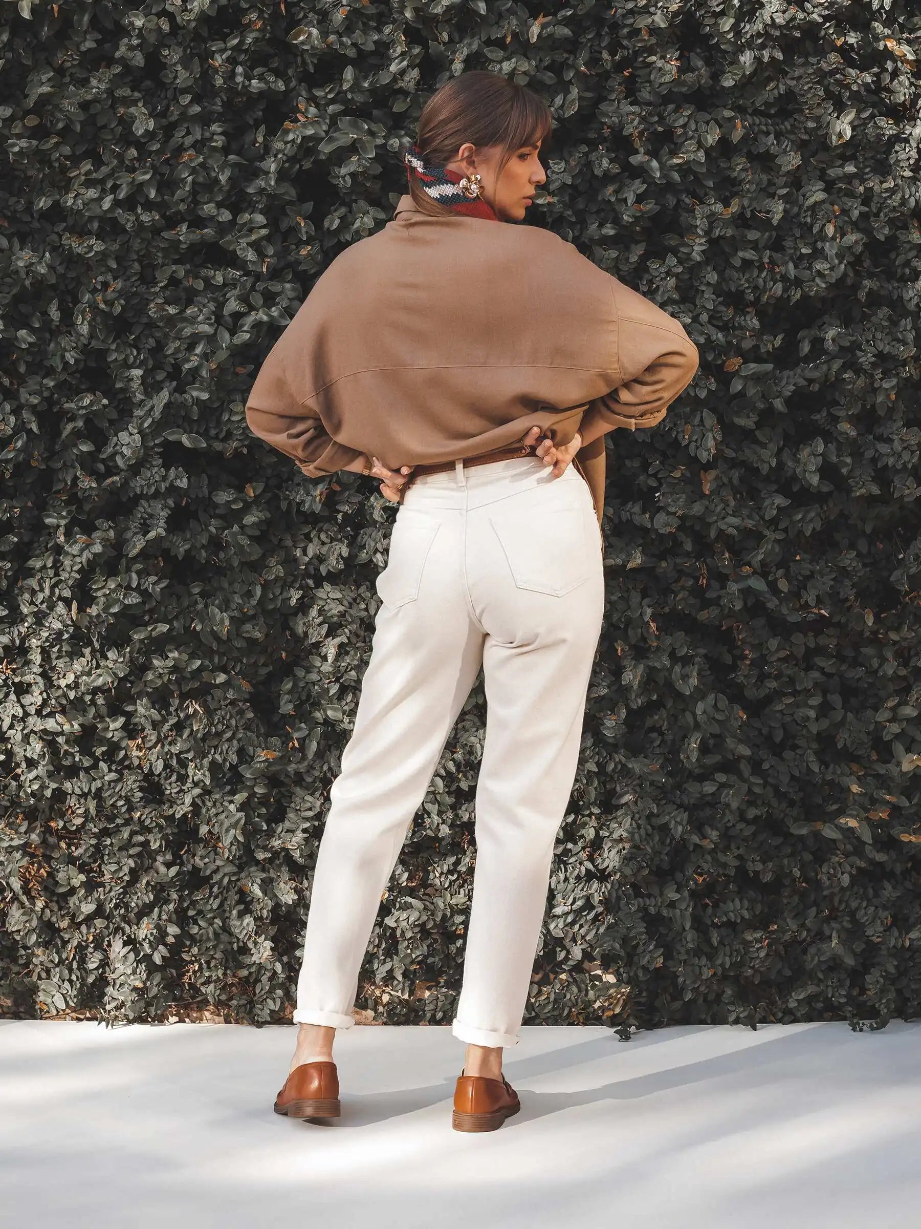Calça Jeans Mom Jequitibá Bege Eco Denim™. Compre online moda sustentável e atemporal na Minimadeia, marca slow fashion de roupas femininas. Foto produto JUL25 12