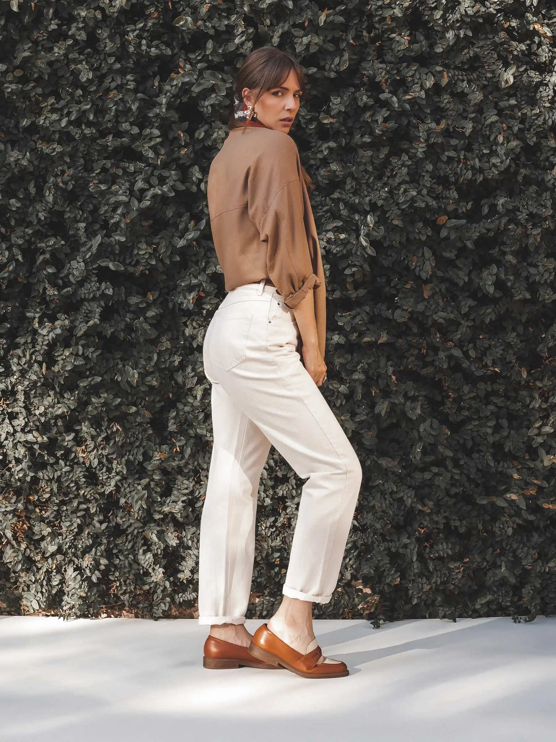 Calça Jeans Mom Jequitibá Bege Eco Denim™. Compre online moda sustentável e atemporal na Minimadeia, marca slow fashion de roupas femininas. Foto produto JUL25 13