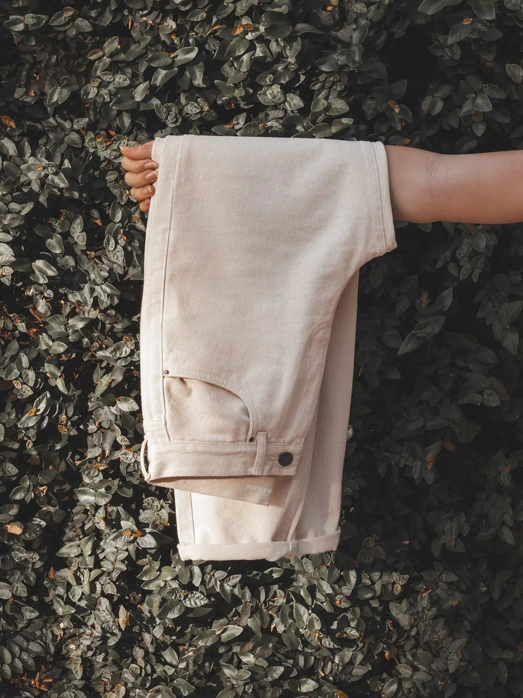 Calça Jeans Mom Jequitibá Bege Eco Denim™. Compre online moda sustentável e atemporal na Minimadeia, marca slow fashion de roupas femininas. Foto produto JUL25 23