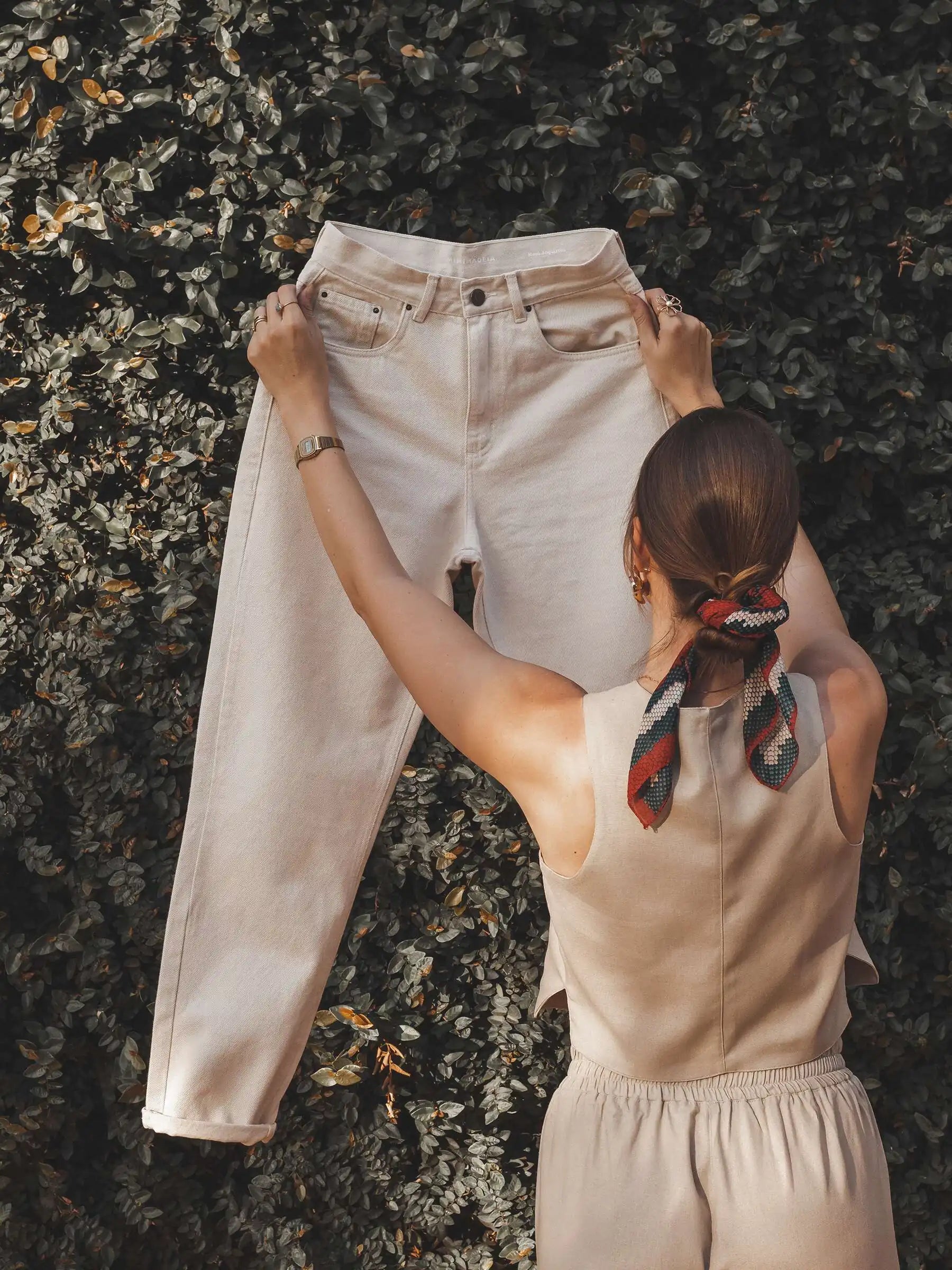 Calça Jeans Mom Jequitibá Bege Eco Denim™. Compre online moda sustentável e atemporal na Minimadeia, marca slow fashion de roupas femininas. Foto produto JUL25 26