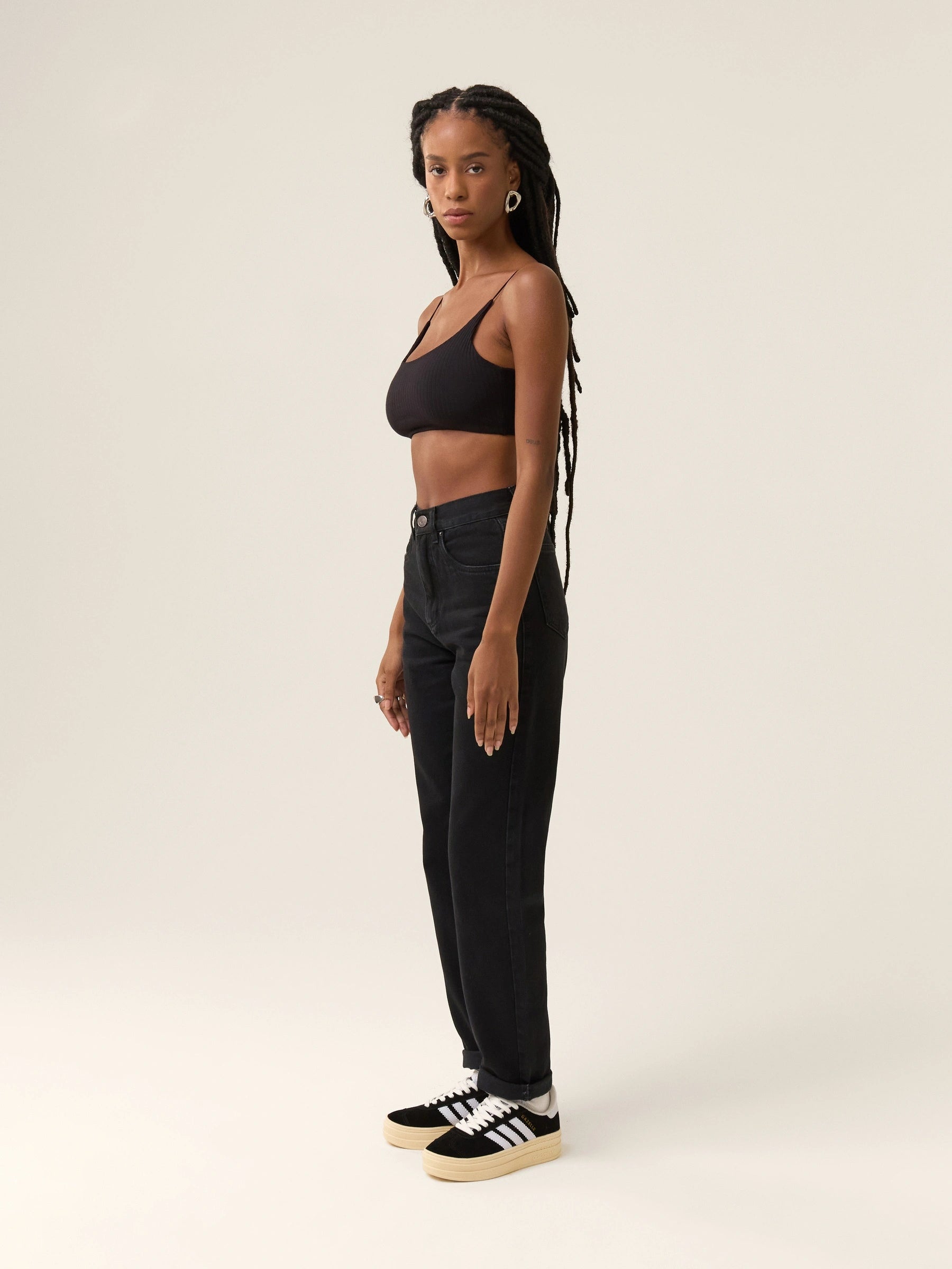 Calça Jeans Mom Jequitibá Preta Eco Denim™. Compre online moda sustentável e atemporal na Minimadeia. Roupas femininas estilosas, básicas e sustentáveis. Foto produto 04