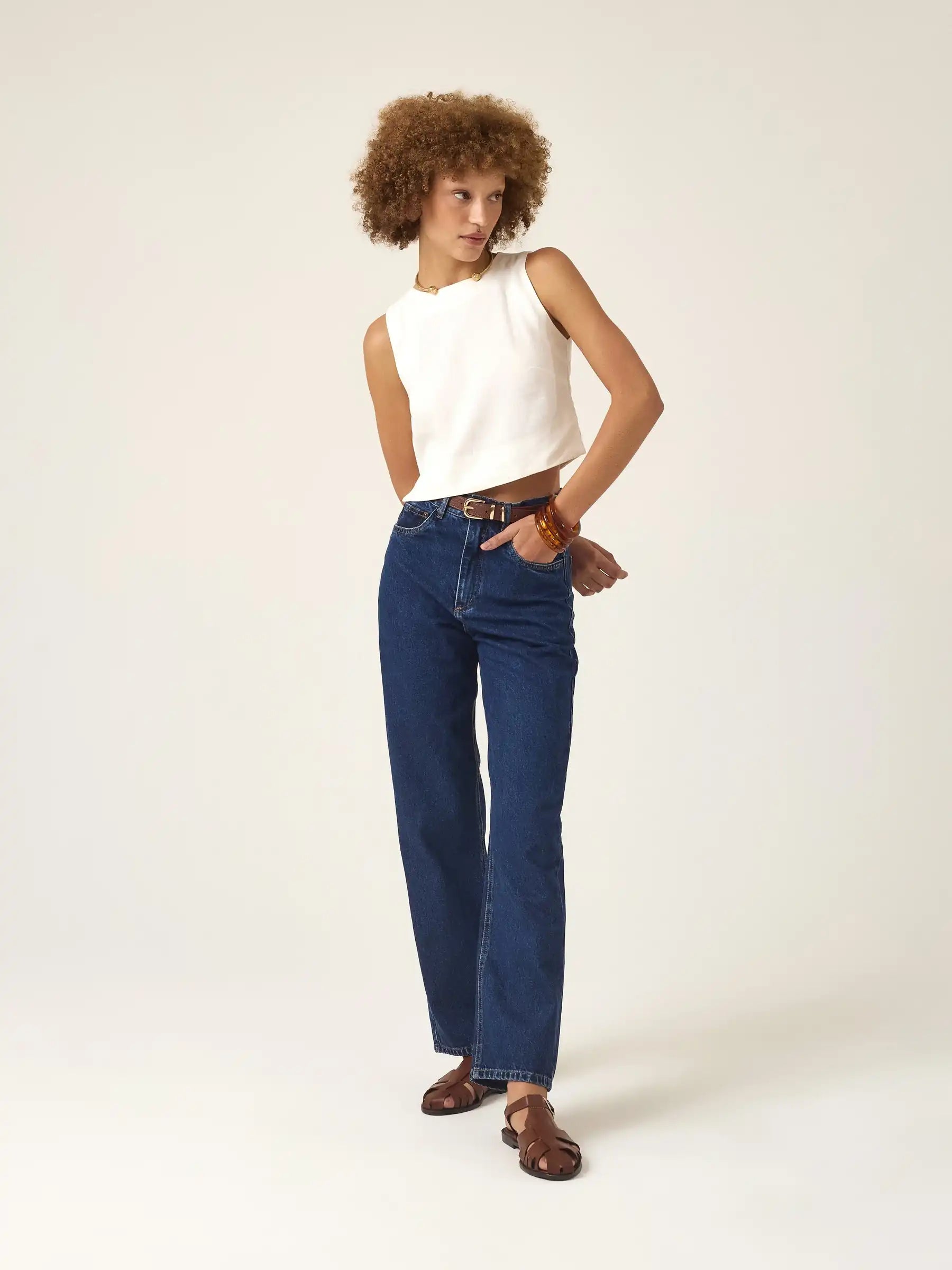 Calça Jeans Reta Araçá Azul Escuro Eco Denim™. Compre online moda sustentável e atemporal na Minimadeia, marca slow fashion de roupas femininas sustentáveis. Foto produto ABR25 02