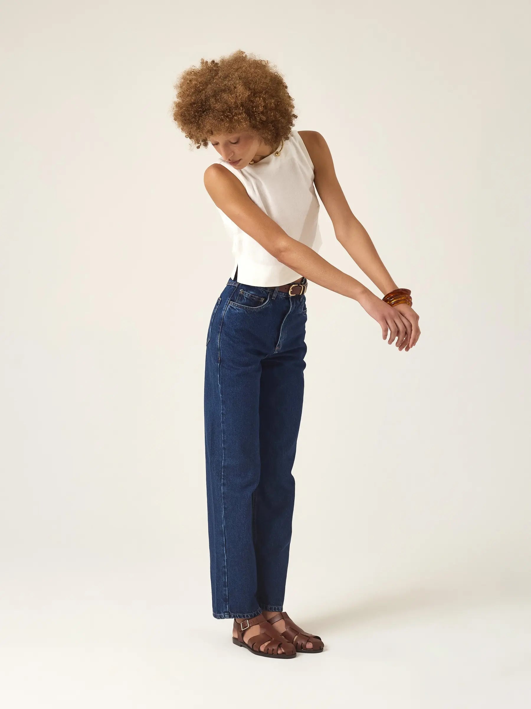 Calça Jeans Reta Araçá Azul Escuro Eco Denim™. Compre online moda sustentável e atemporal na Minimadeia, marca slow fashion de roupas femininas sustentáveis. Foto produto ABR25 04